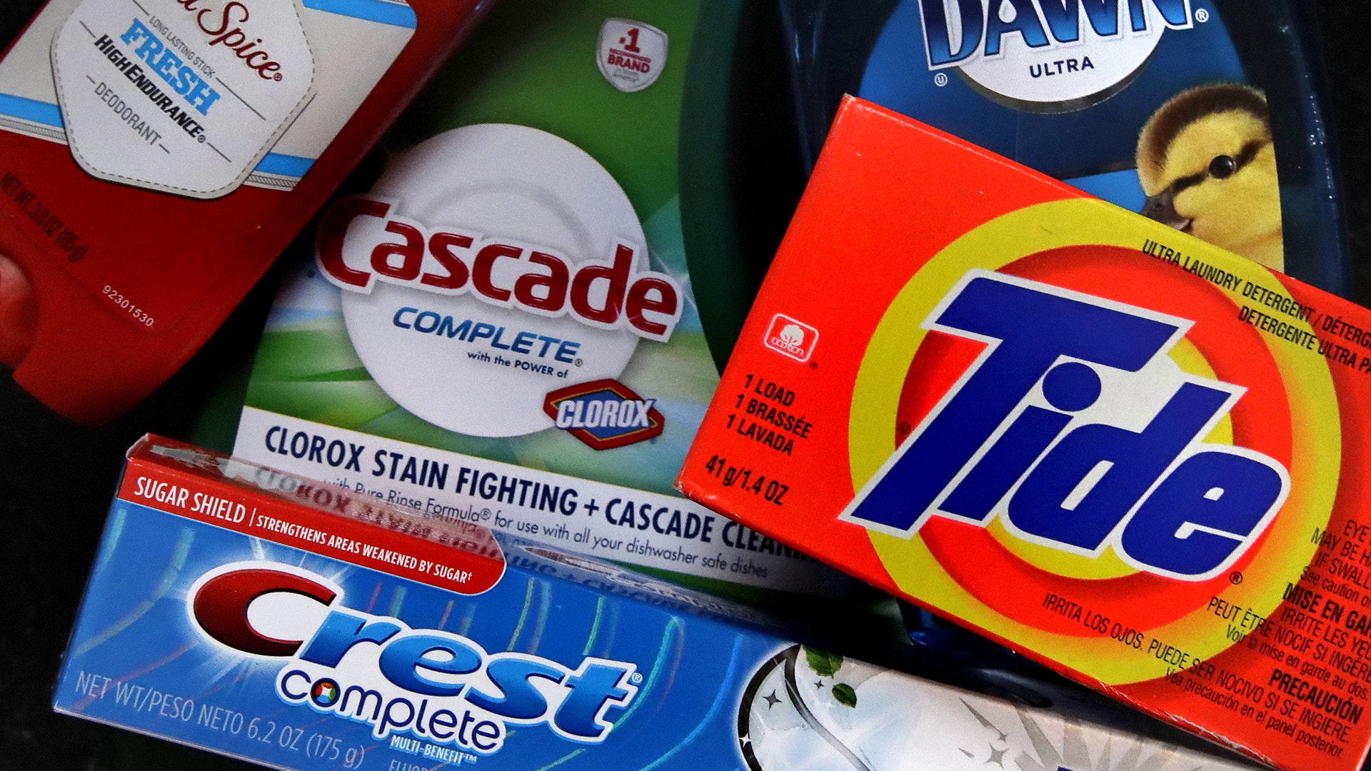 Samling av hushållsprodukter inklusive rengöringsmedel och tandkräm