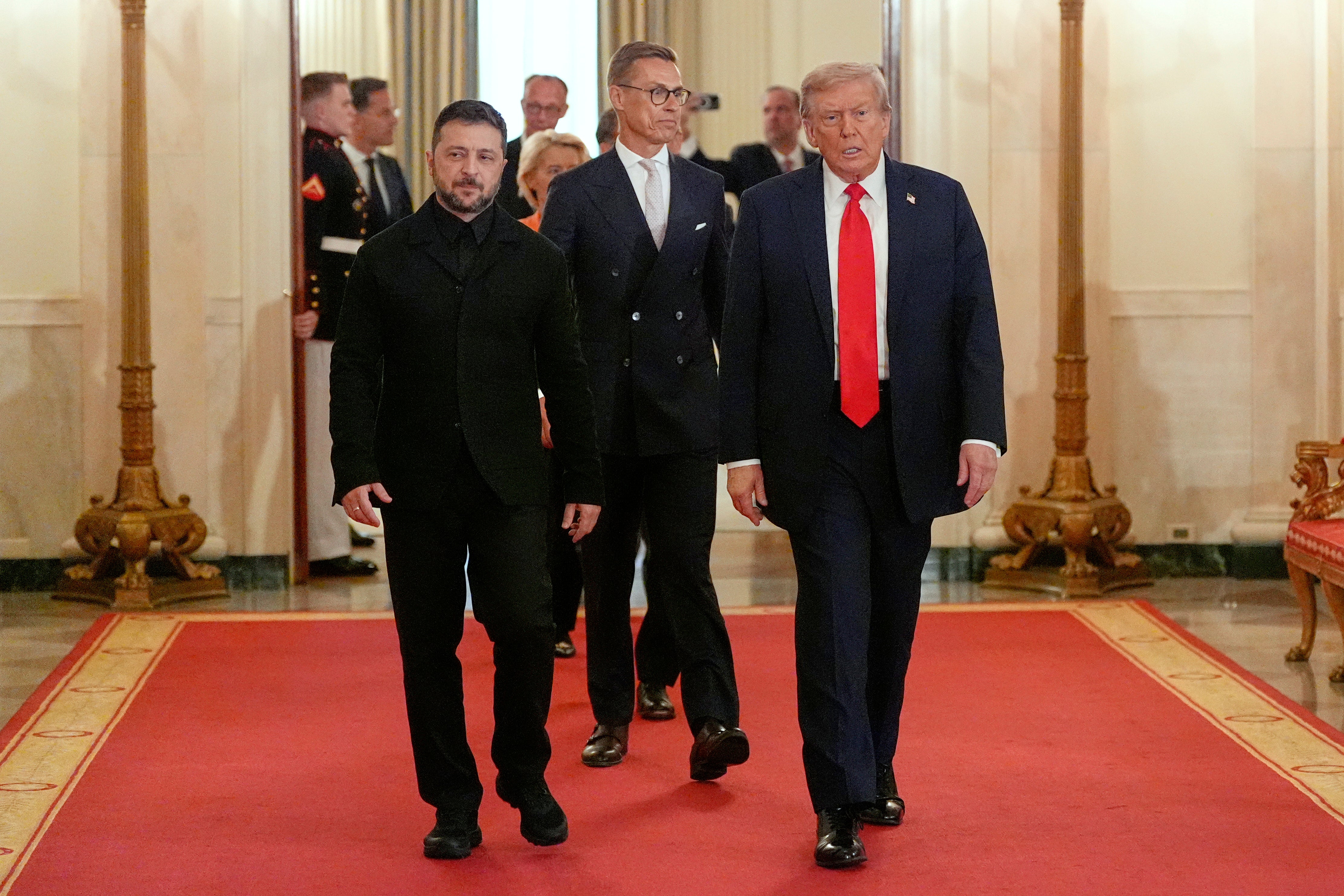 Från vänster: Ukrainas president Volodymyr Zelenskyj, Finlands president Alexander Stubb och USA:s president Donald Trump 
