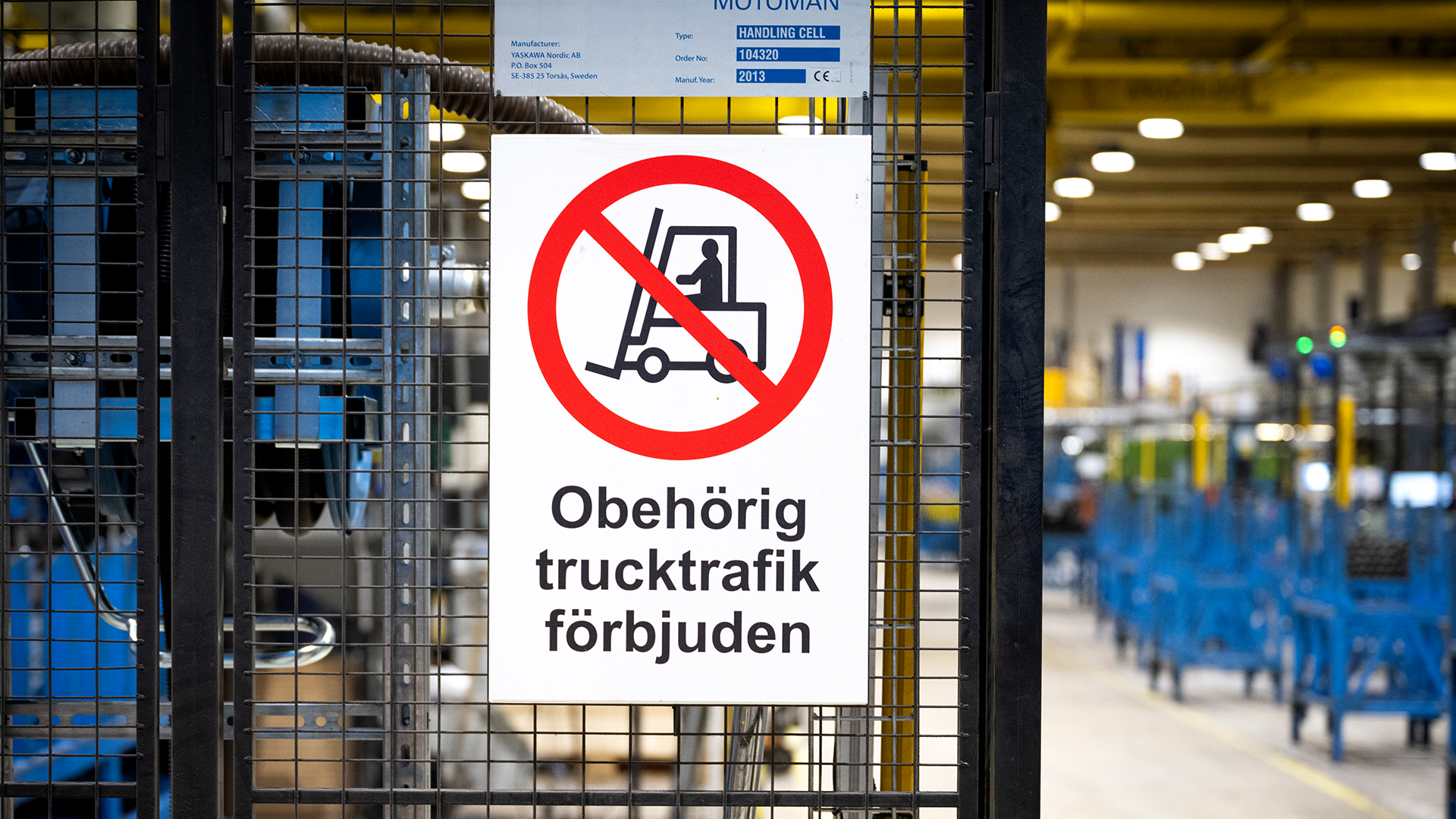 Varningsskylt med röd förbudssymbol och text som säger Obehörig trucktrafik förbjuden