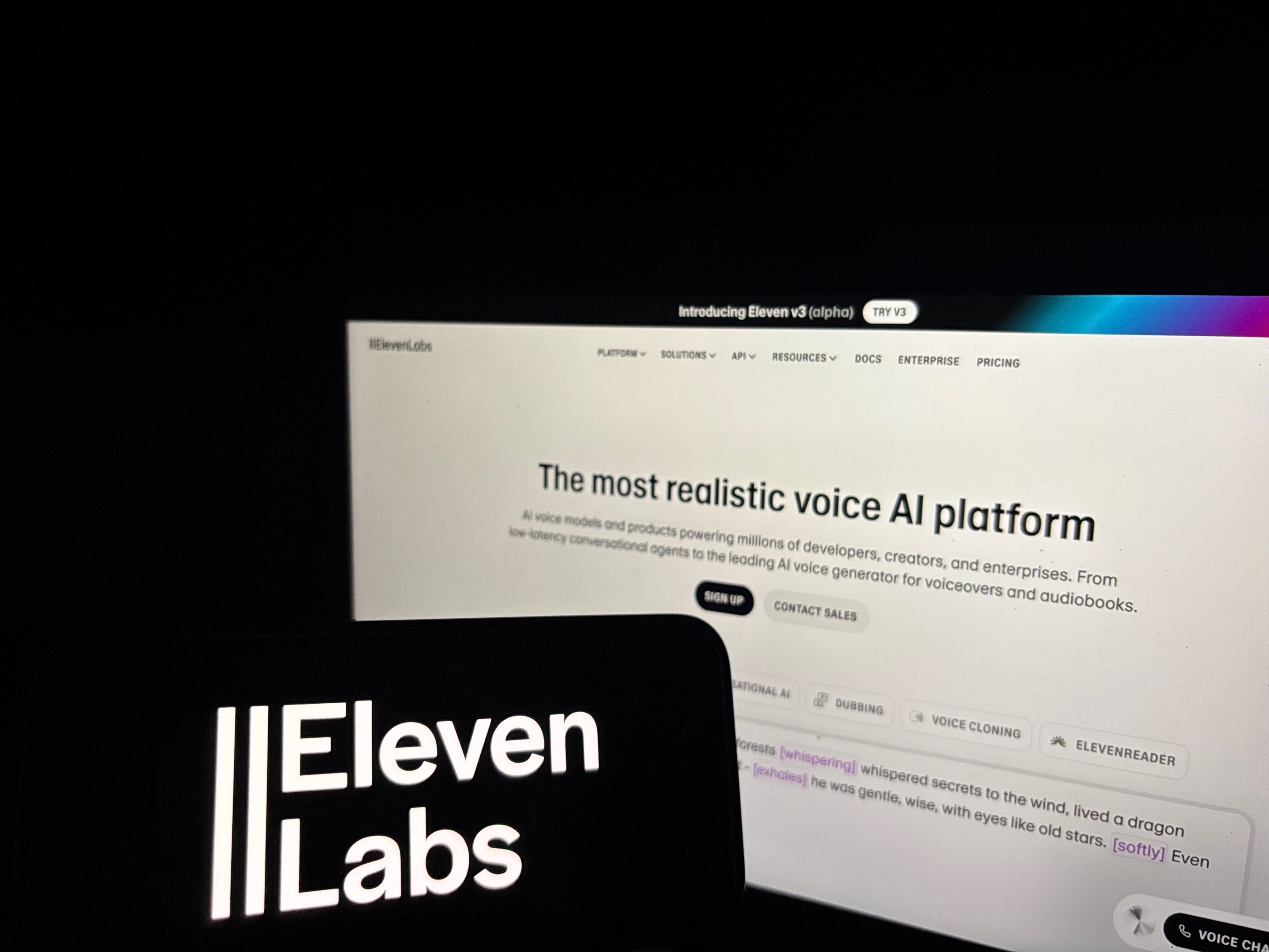 Skärmbild av ElevenLabs webbplats med logotypen och texten 'The most realistic voice AI platform'
