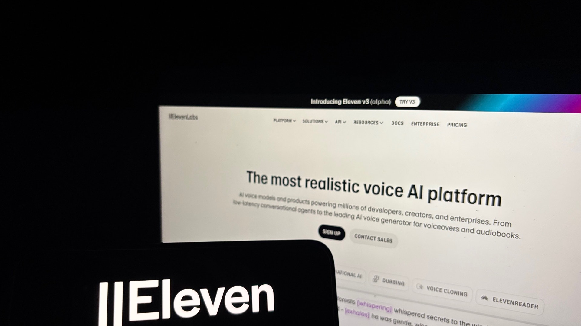 Skärmbild av ElevenLabs webbplats med logotypen och texten 'The most realistic voice AI platform'