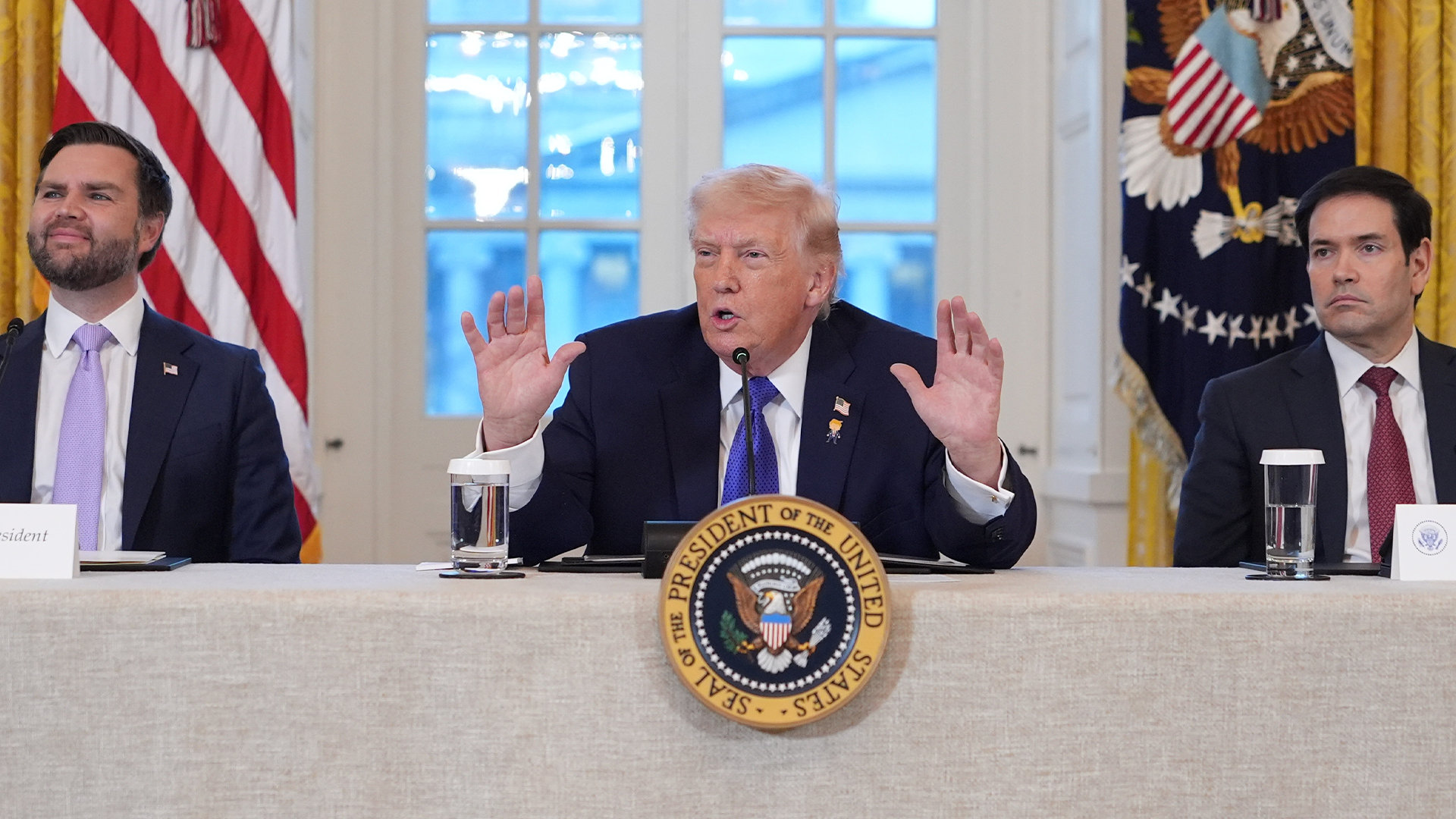 USA:s president Donald Trump under ett tidigare möte med amerikanska oljechefer. Bredvid Trump sitter Marco Rubio och JD Vance. 