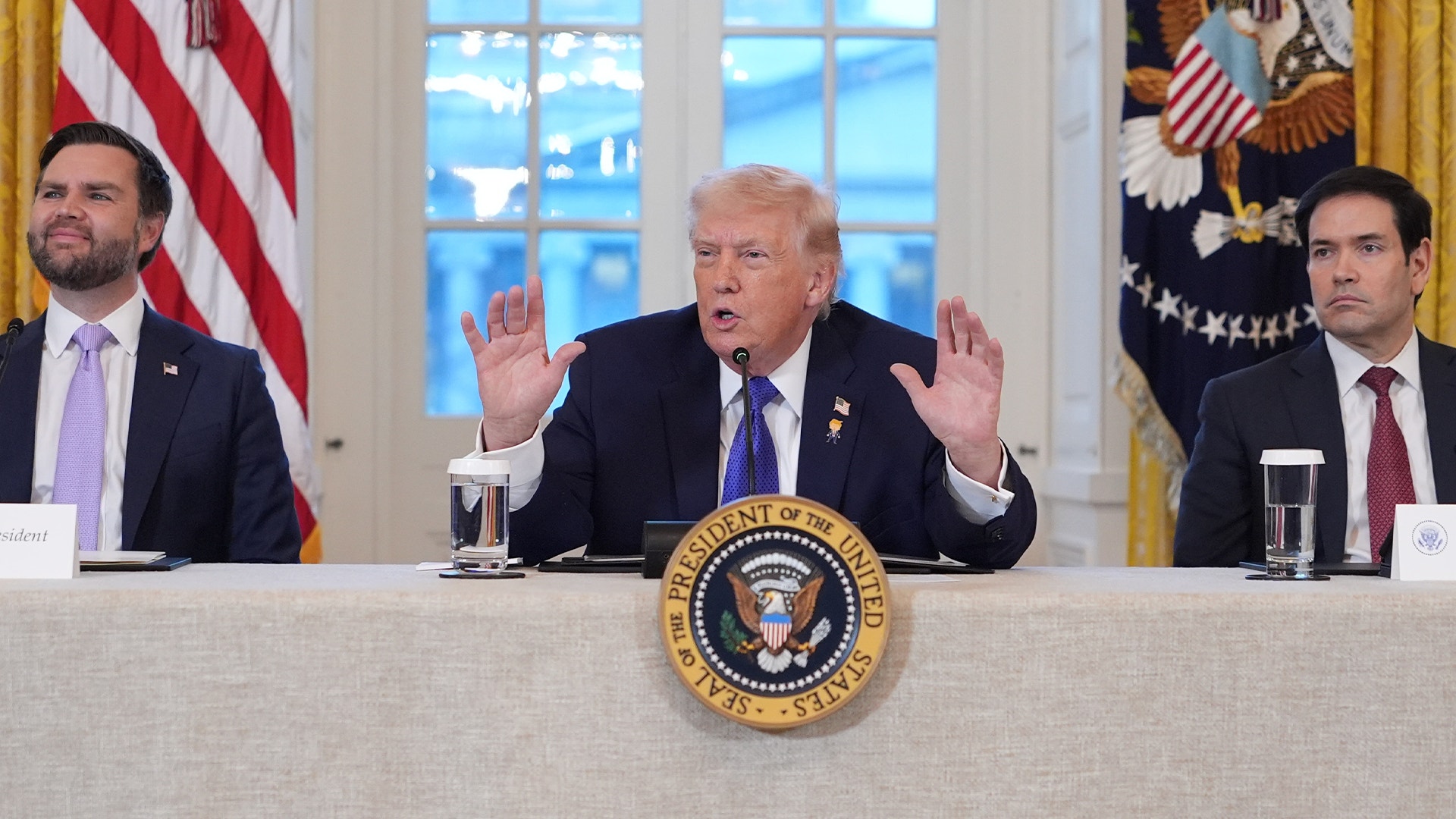 USA:s president Donald Trump under ett tidigare möte med amerikanska oljechefer. Bredvid Trump sitter Marco Rubio och JD Vance.