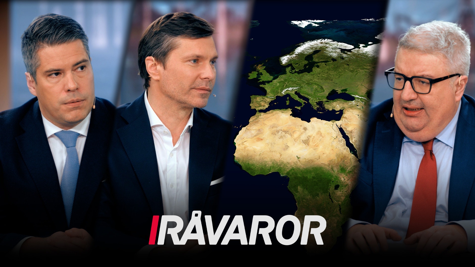 Tre män i kostym framför en karta över Afrika och Europa med texten "RÅVAROR"