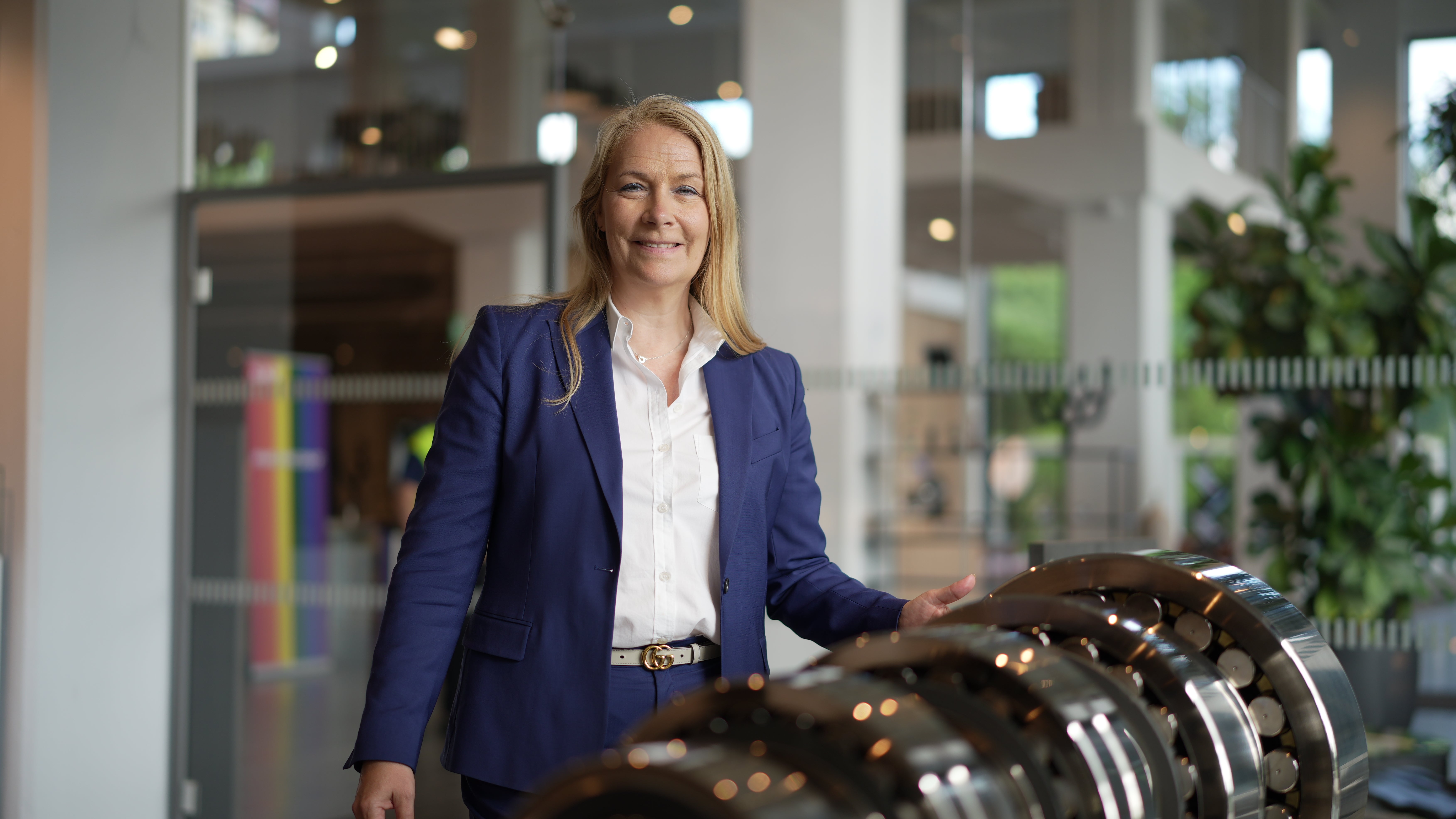 Annika Ölme på SKF står framför en industriell motor i ett modernt kontor.