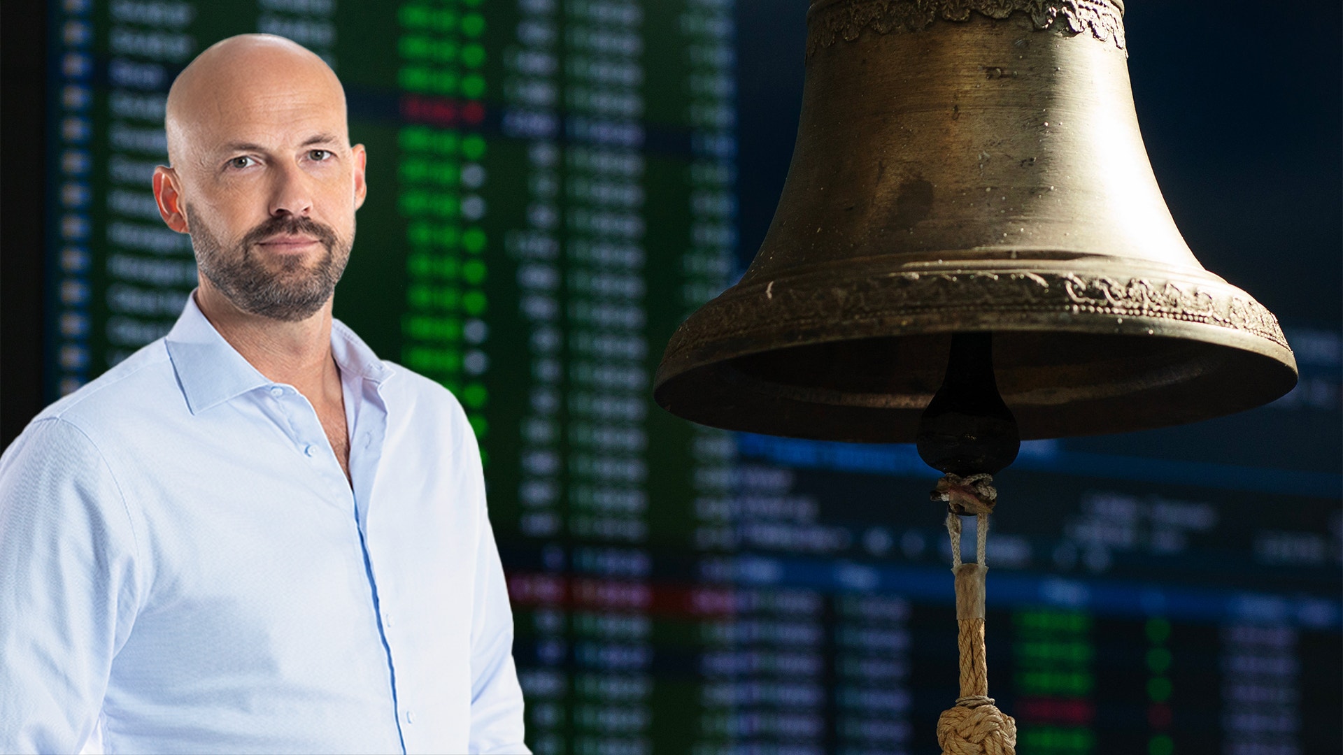 EFN:s analytiker Martin Blomgren vid sidan av en börsklocka och framför en skärm med börssiffror.