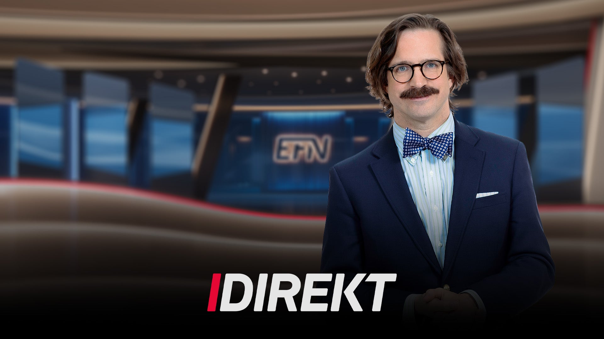 Man i formell klädsel framför en TV-studiobakgrund med texten "DIREKT"