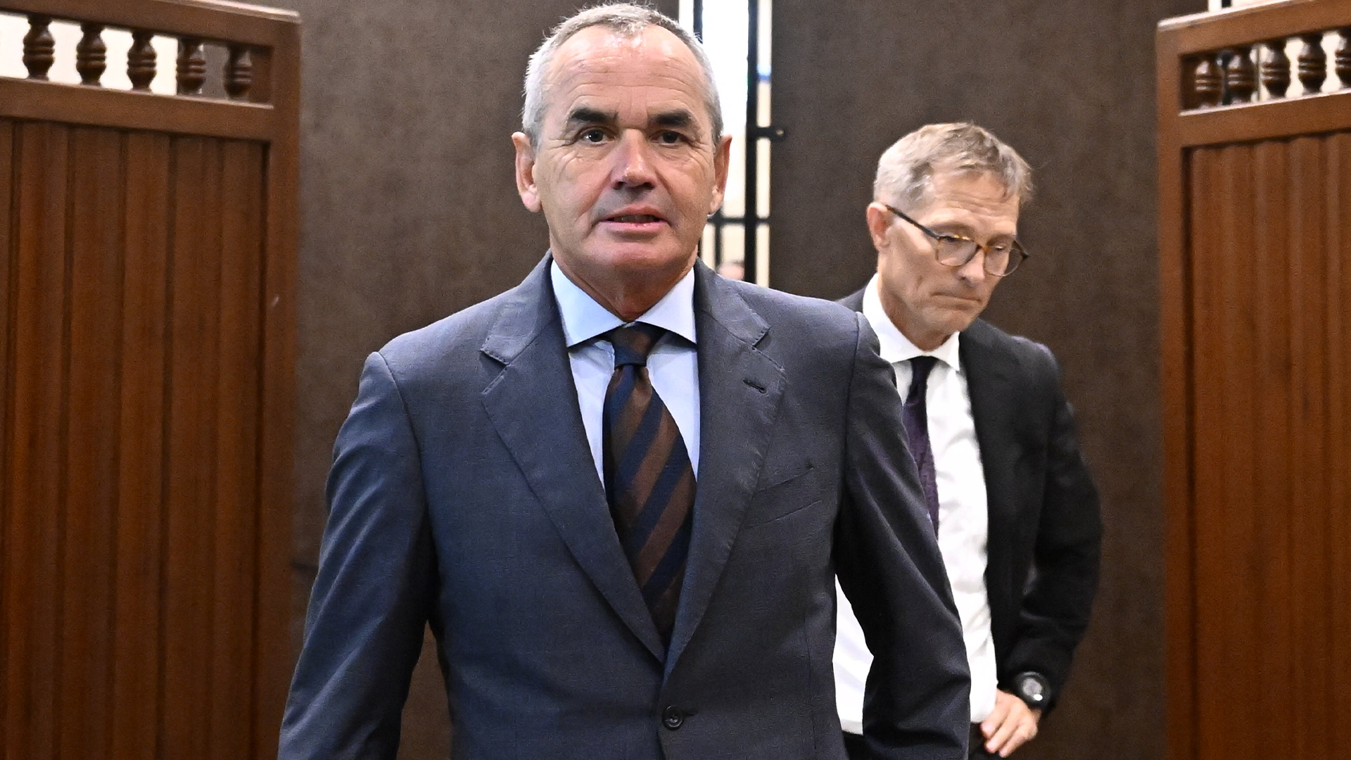 Två män i kostym i en formell miljö