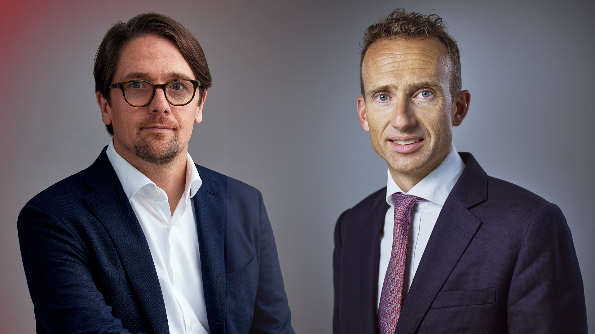 Två män i affärskläder poserar för ett porträtt mot en neutral bakgrund.