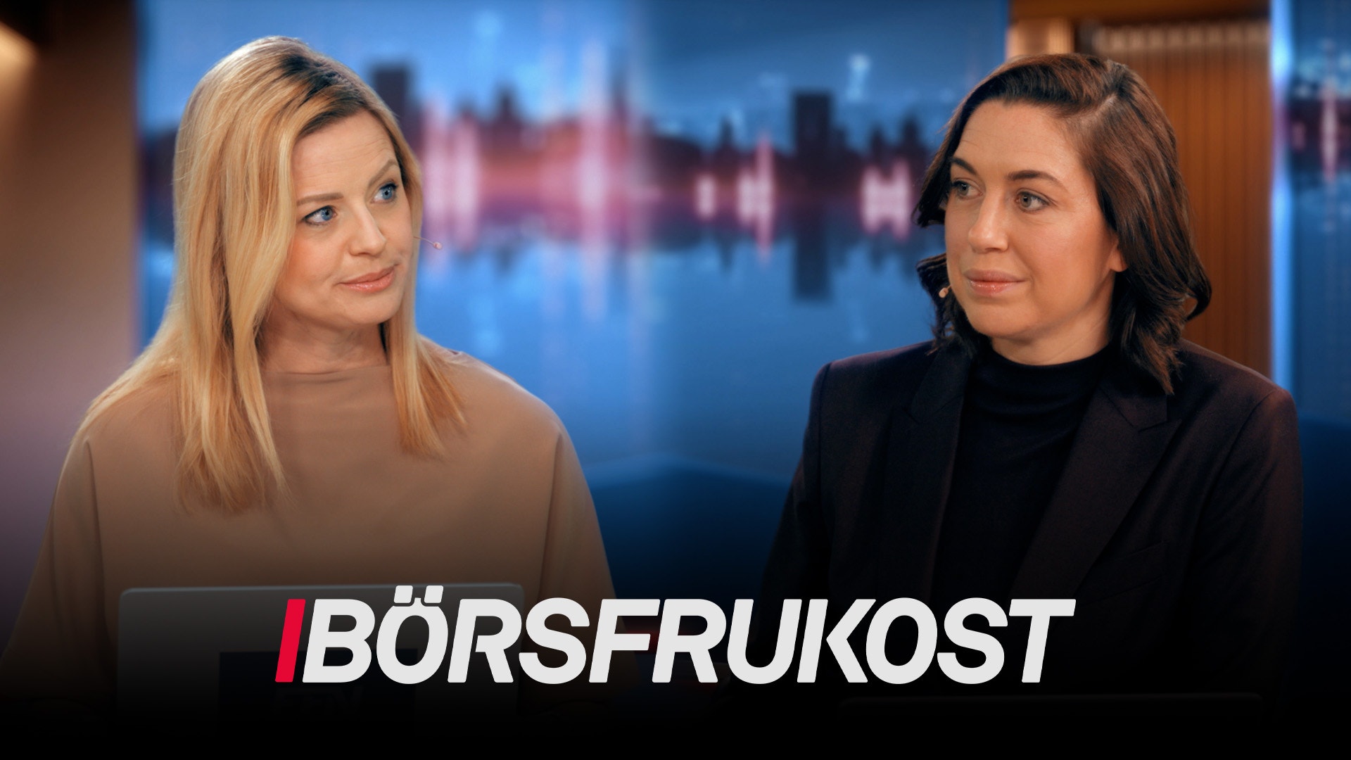 Två kvinnor i professionell miljö med stadshorisont i bakgrunden. Text nederst säger "Börsfrukost".