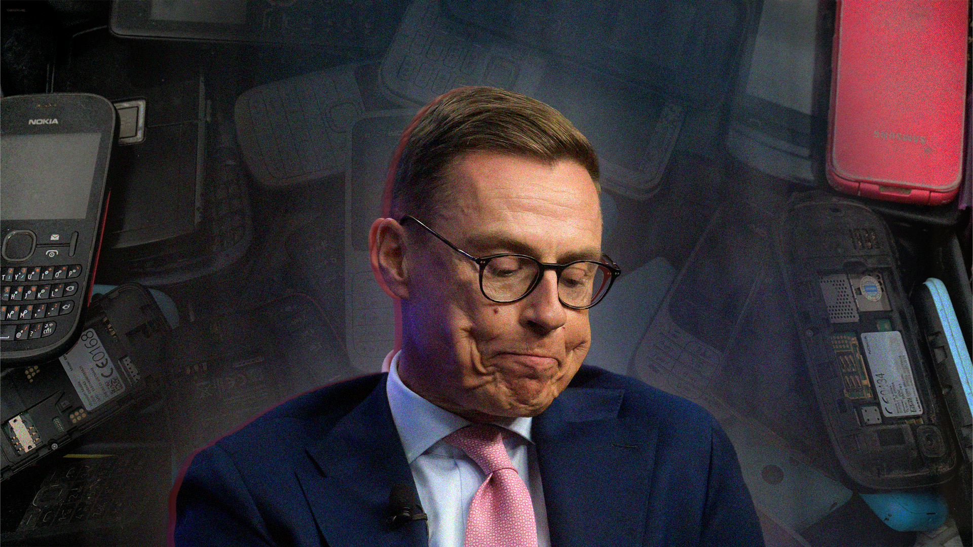 Man i affärskläder omgiven av Nokia-mobiltelefoner från olika tidsperioder.