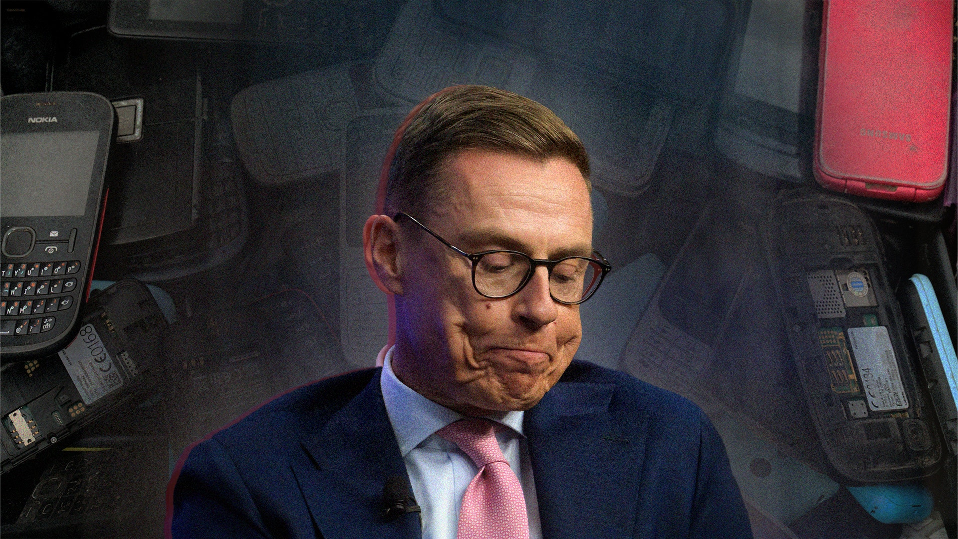 Man i affärskläder omgiven av Nokia-mobiltelefoner från olika tidsperioder.