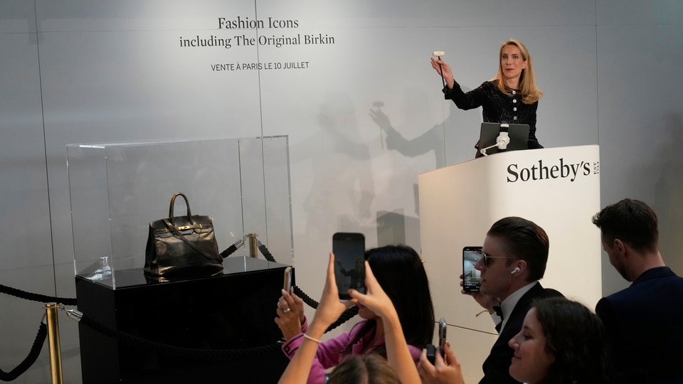 Väskan står inglasad på scen under auktionen.