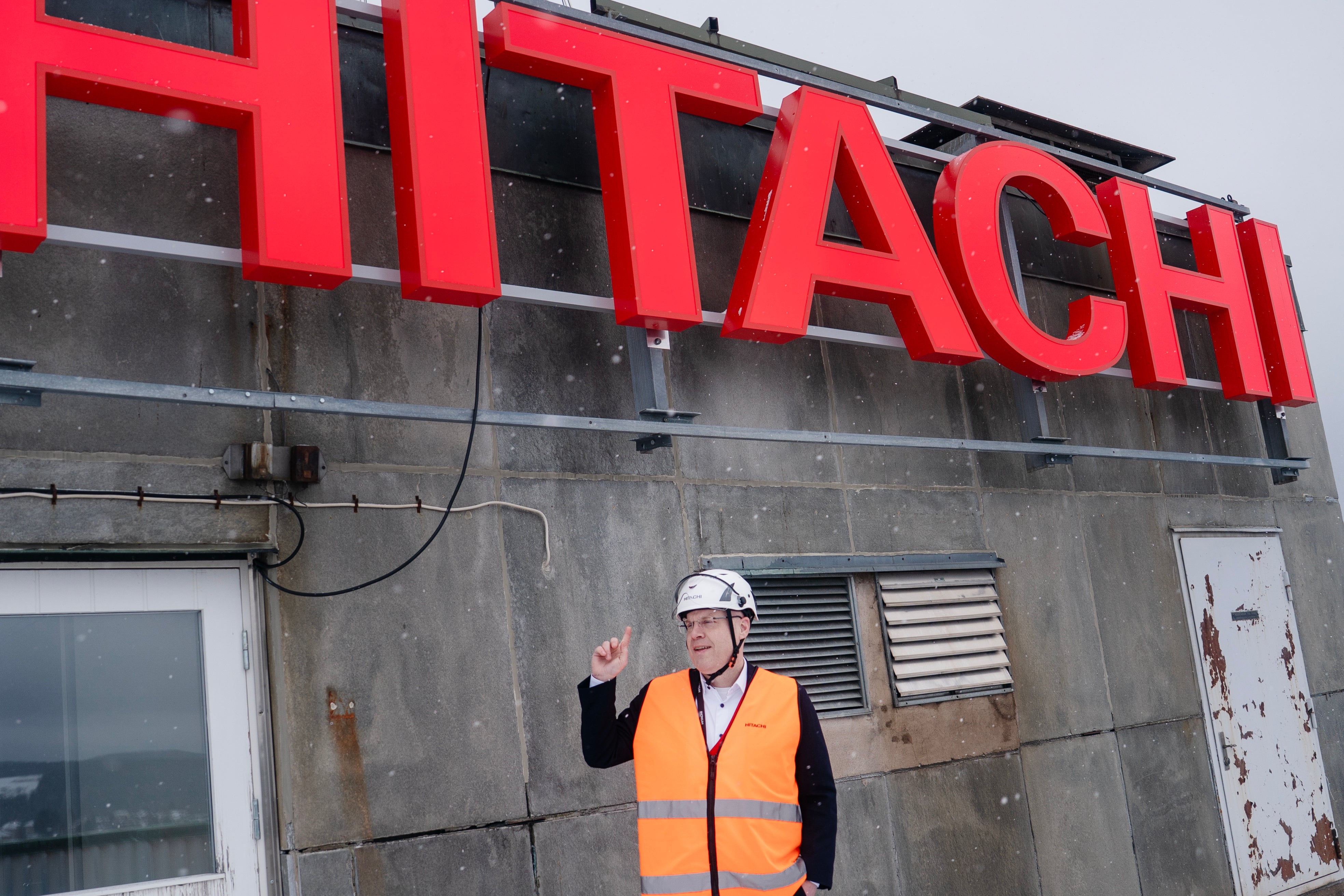 Tobias Hansson, vd för Hitachi Energy, efterfrågar både fler transporter på järnväg ut från Ludvika och möjligheten nå Gävle hamn med järnväg.