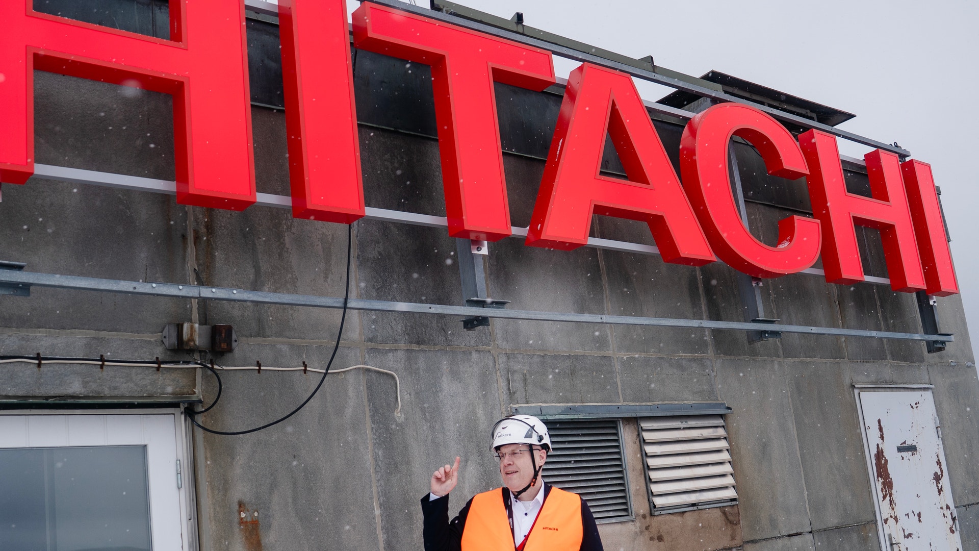 Tobias Hansson, vd för Hitachi Energy, efterfrågar både fler transporter på järnväg ut från Ludvika och möjligheten nå Gävle hamn med järnväg.