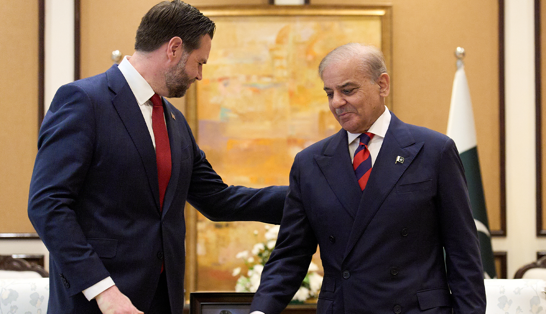 USA:s vicepresident JD Vance och Pakistans premiärminister Shehbaz Sharif under den första rundan av fredssamtal i Islamabad den 11 april. 