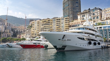 ”Rich & famous” lockar massorna till överdådets Monaco