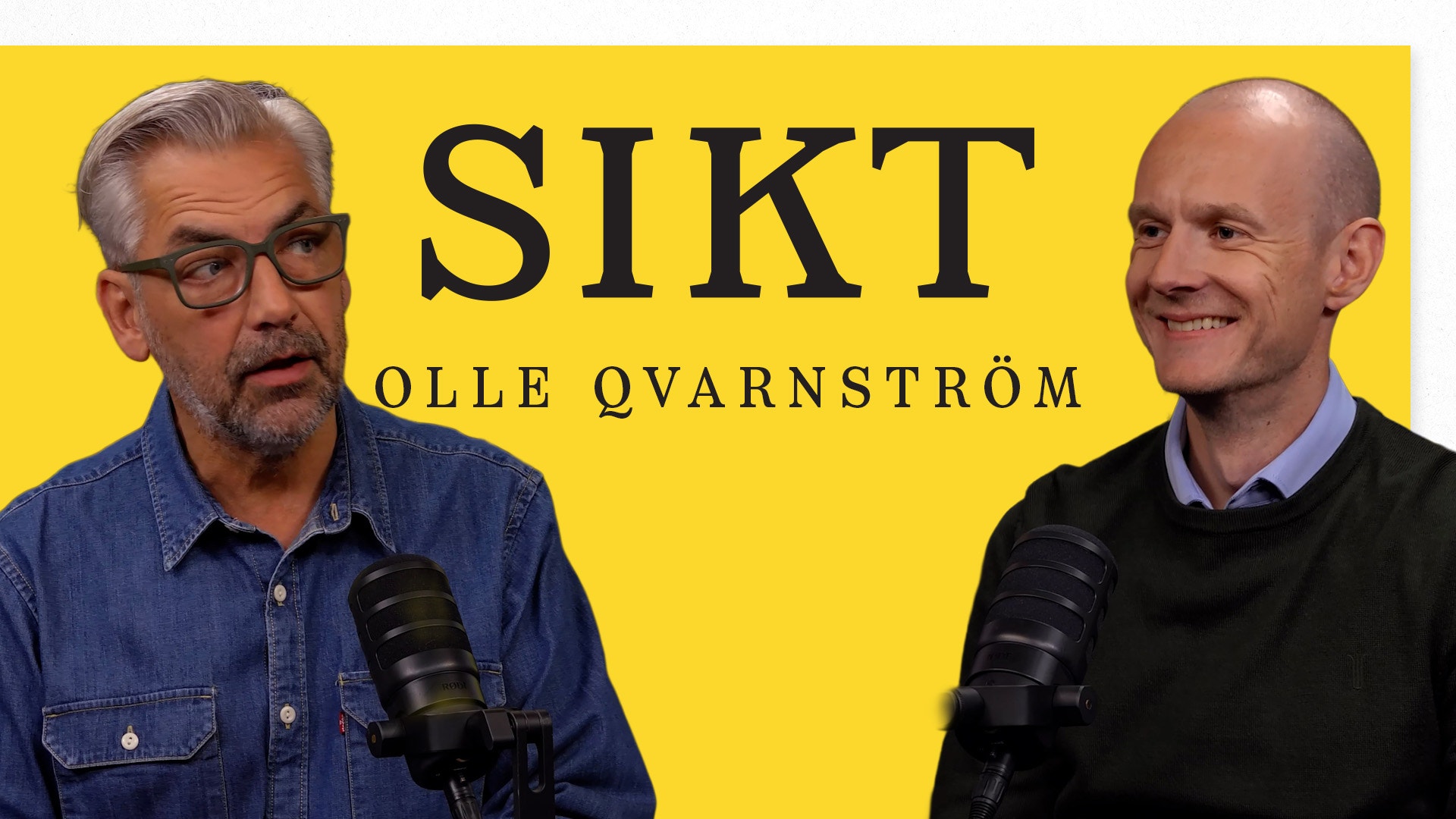 Två leende män vid varsin mikrofon framför en gul bakgrund med texten "SIKT – Olle Qvarnström".