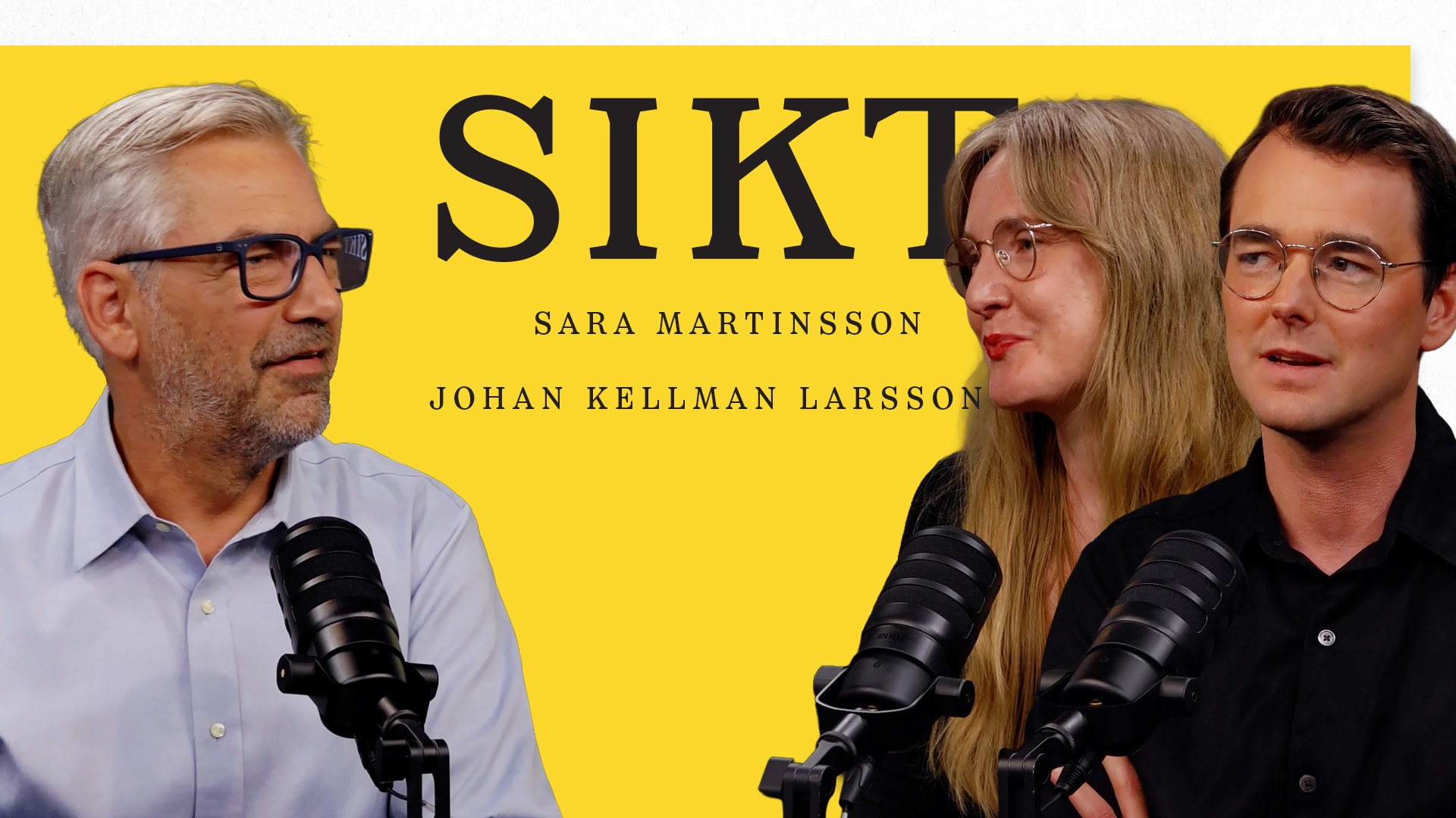 Tre personer sitter vid mikrofoner framför en gul bakgrund. Texten visar podcastnamnet SIKT och namnen Sara Martinsson och Johan Kellman Larsson.