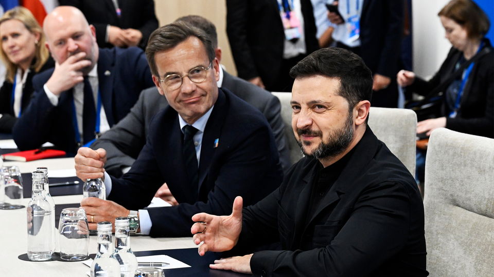 Sveriges statsminister Ulf Kristersson (M) sitter bredvid Ukrainas president Volodymyr Zelenskyj under nordiskt möte med Zelenskyj i samband med toppmöte i Haag.