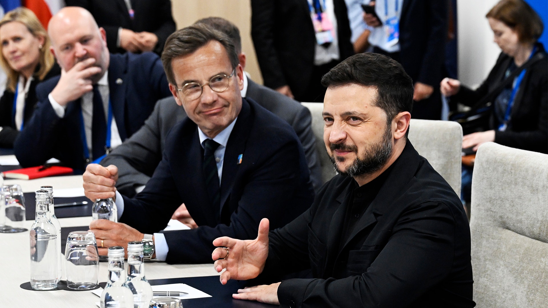 Sveriges statsminister Ulf Kristersson (M) sitter bredvid Ukrainas president Volodymyr Zelenskyj under nordiskt möte med Zelenskyj i samband med toppmöte i Haag.