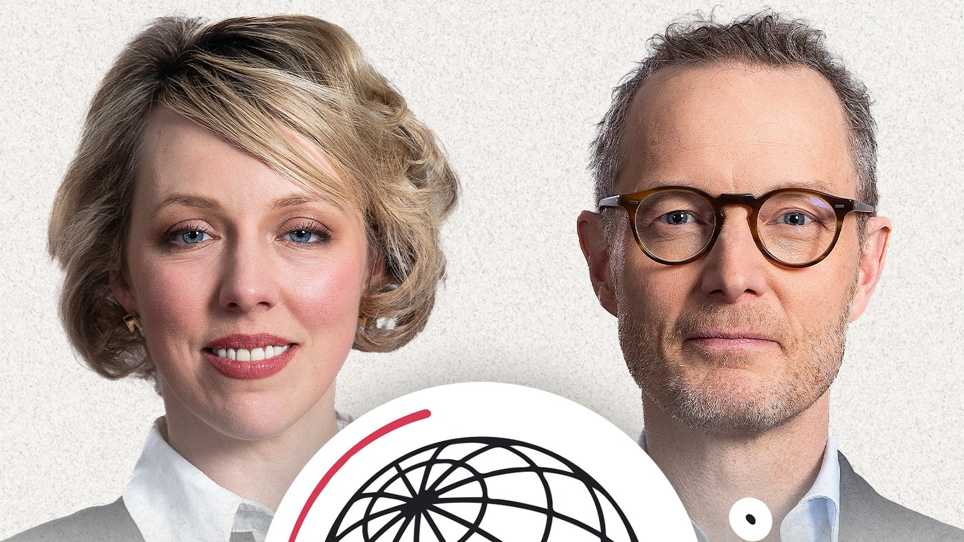 Podcast-omslag för Världsekonomin med två personer och en globus-logotyp. Texten säger 'med Kielos & Måhlén'.