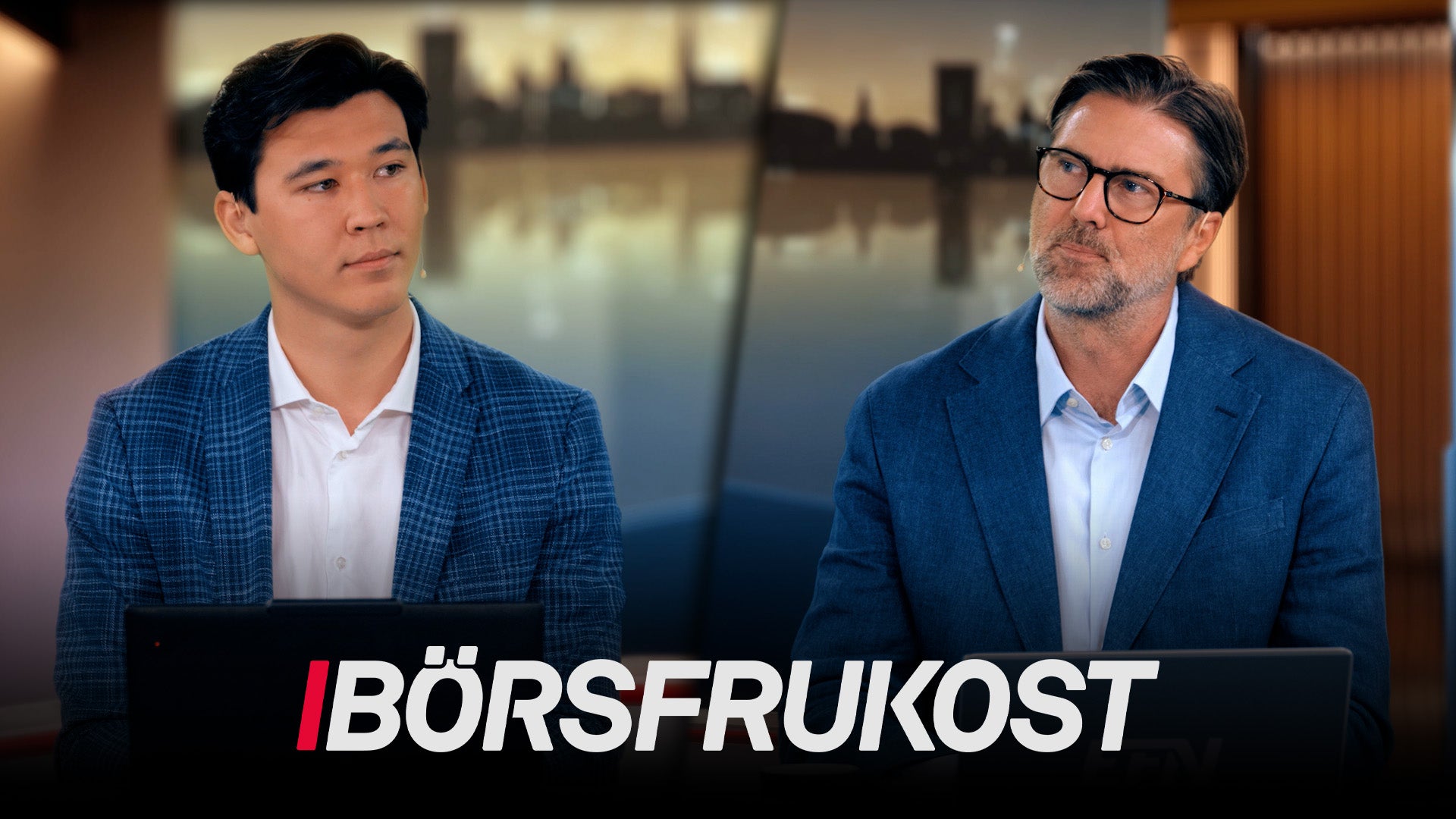 Två män i blå kostymer sitter och pratar. Texten Börsfrukost visas längst ner på skärmen.