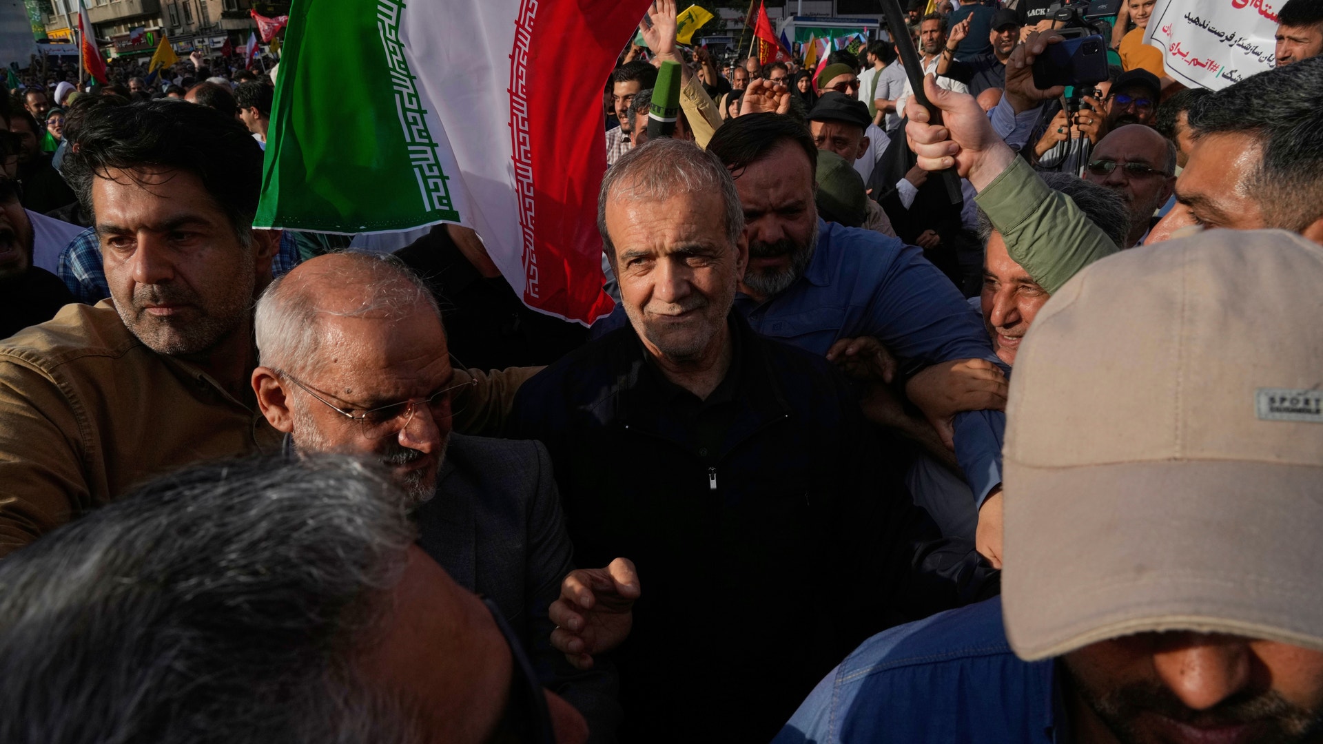 Masoud Pezeshkian går längst protesterande folkklungor i Teheran.