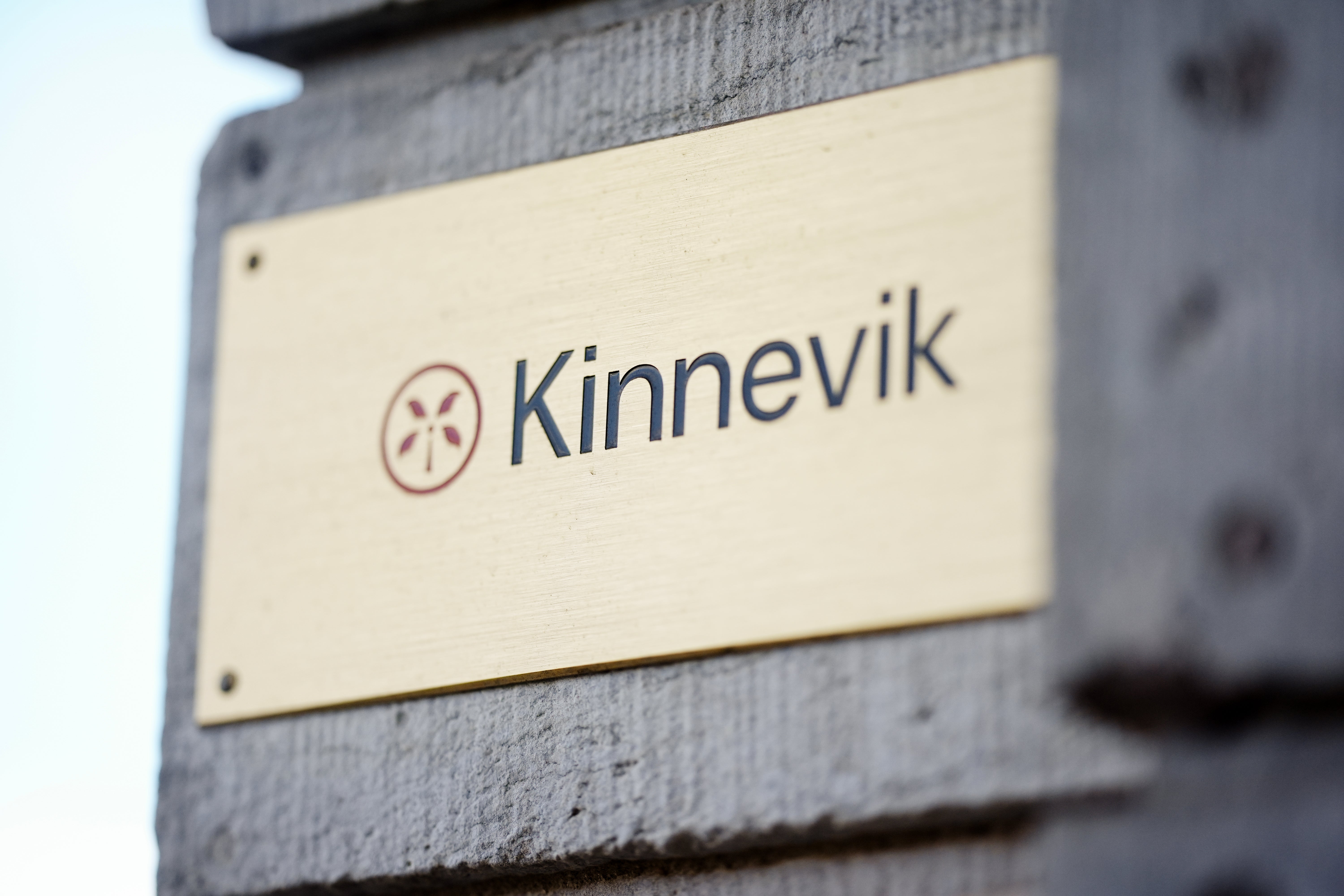 Kinnevik logotyp på en väggmonterad skylt