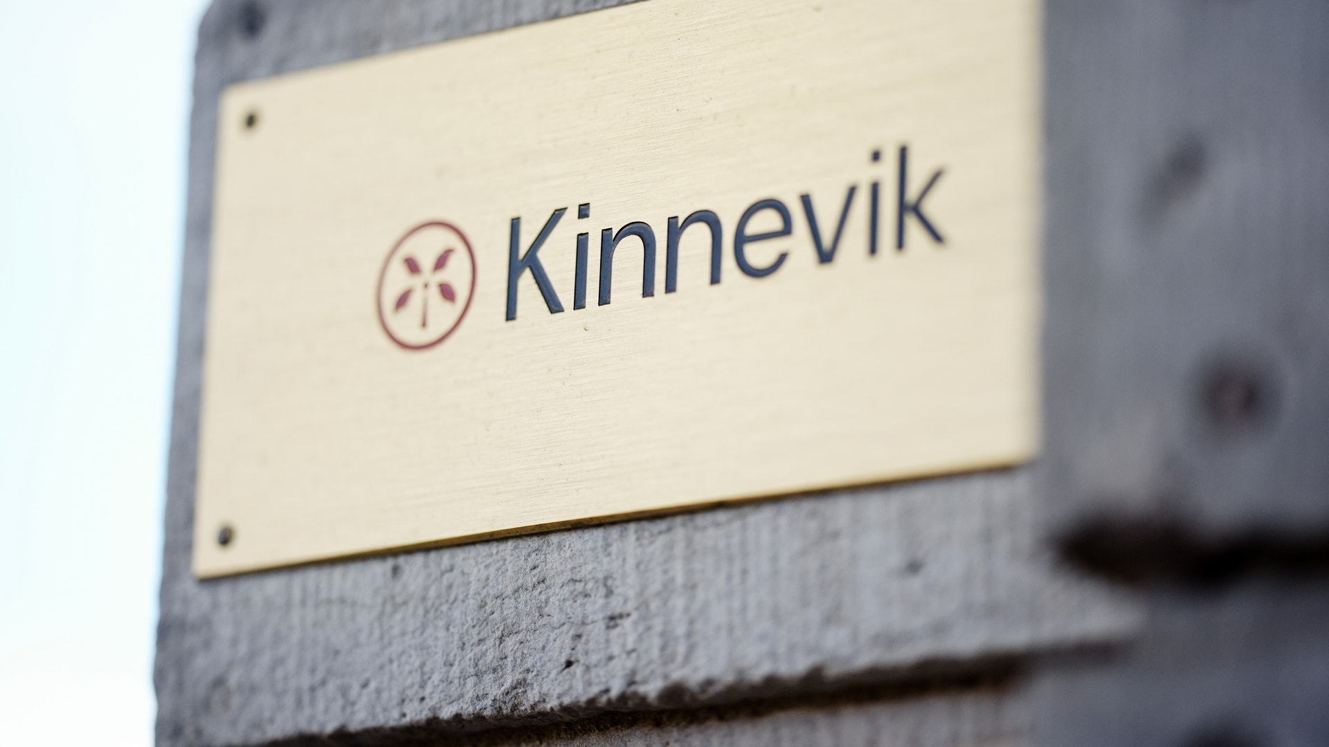 Kinnevik logotyp på en väggmonterad skylt