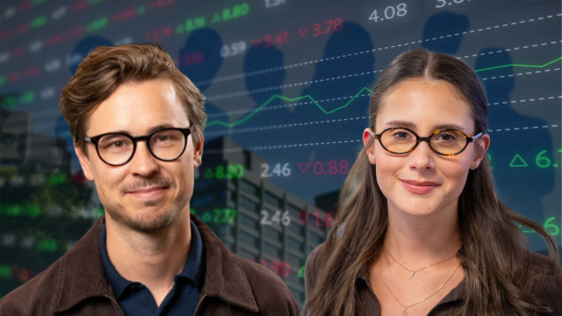 Två personer med glasögon framför en bakgrund med finansiell data och aktiekursgrafer.