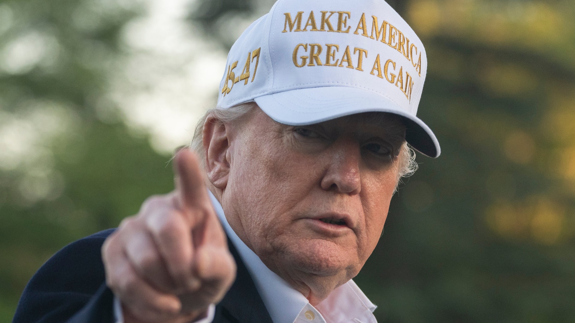 Donald Trump med en vit "make America great again"-keps.