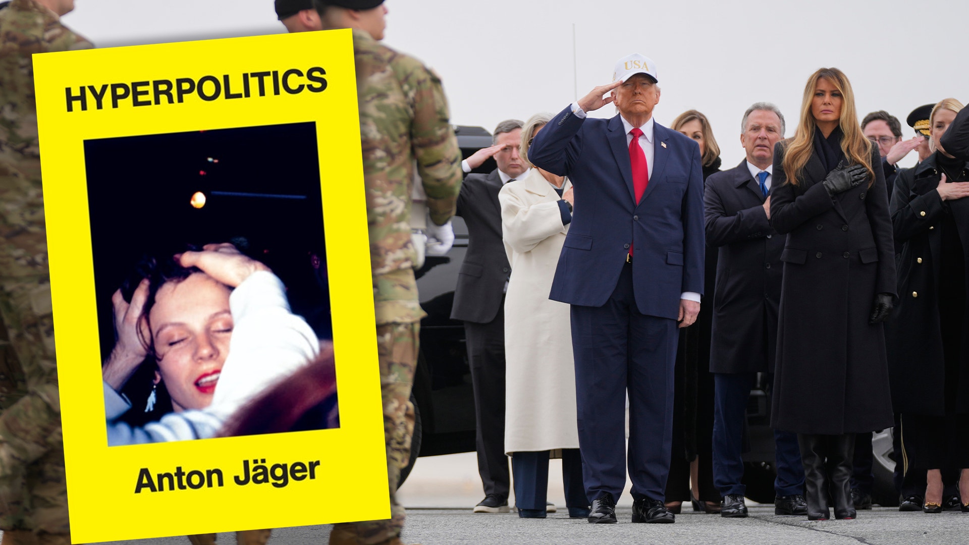 Gul affisch med texten "HYPERPOLITICS" hålls upp framför en grupp människor i formell klädsel vid ett officiellt evenemang.