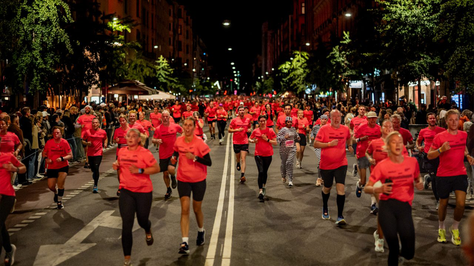 Tusentals personer springer midnattsloppet i likadana tröjor längs hornsgatan i Stockholm.