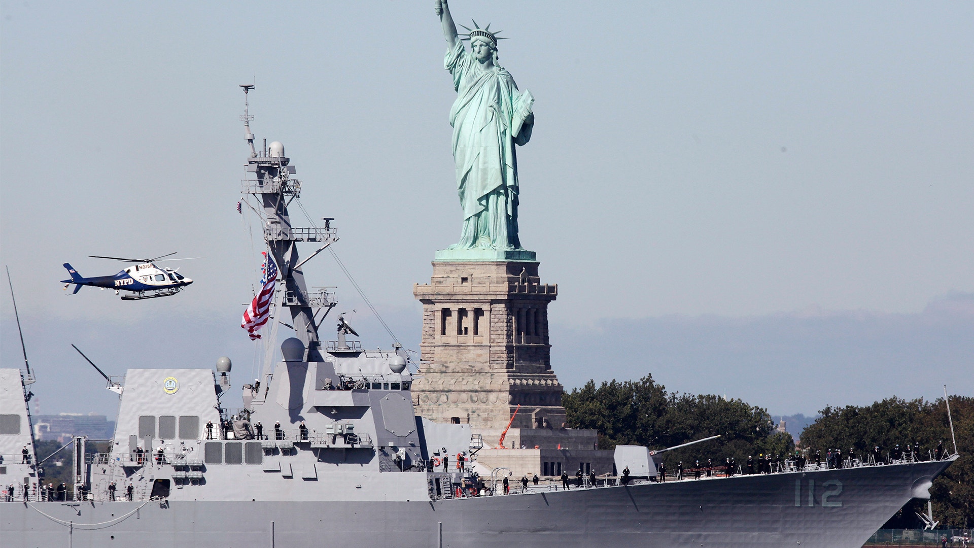 Marinfartyget USS Murphy seglar förbi Frihetsstatyn i New York.