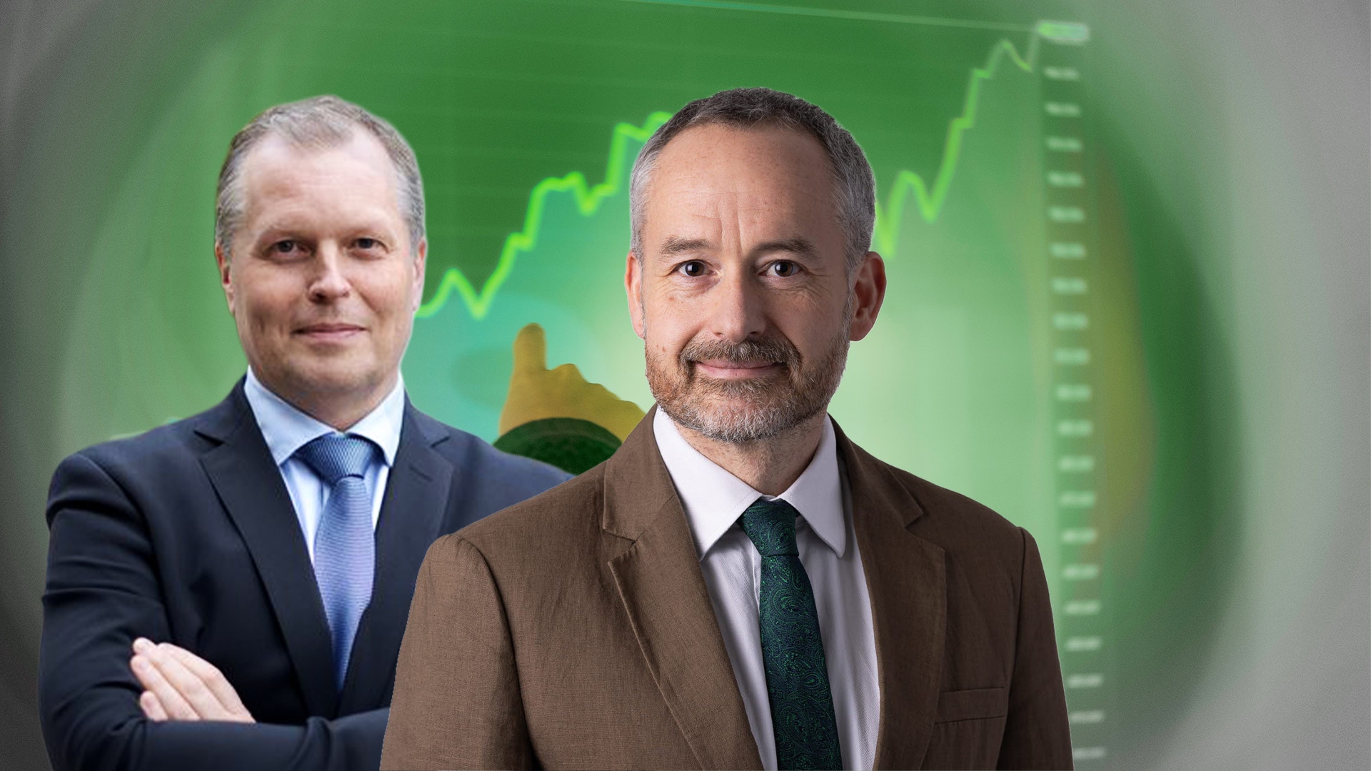 Två män i affärskläder framför en grön bakgrund med ekonomiska diagram och en växande kurva.