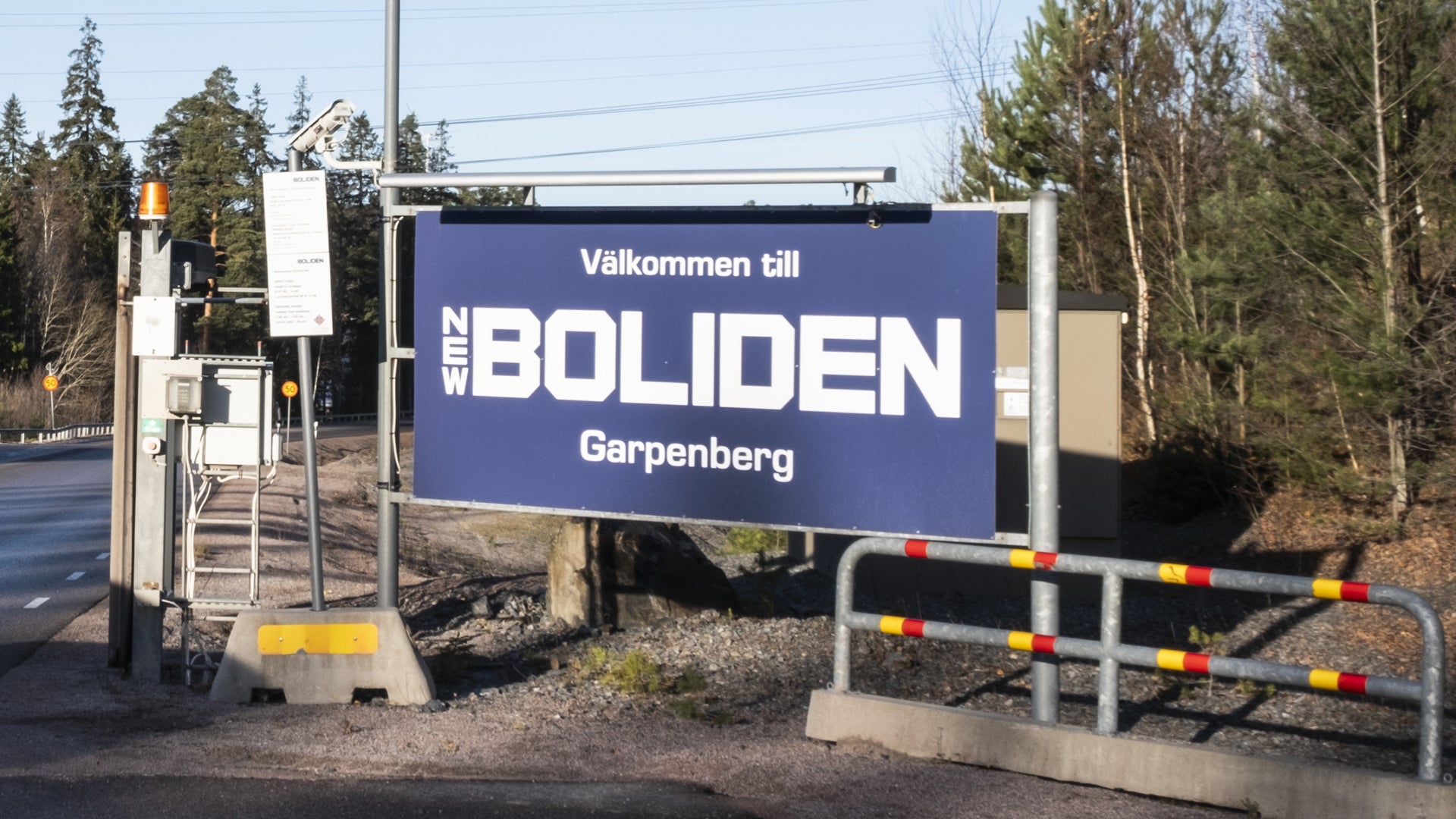 Välkomstskylten till Boliden Garpenberg med en blå skylt och vit text vid entrancen