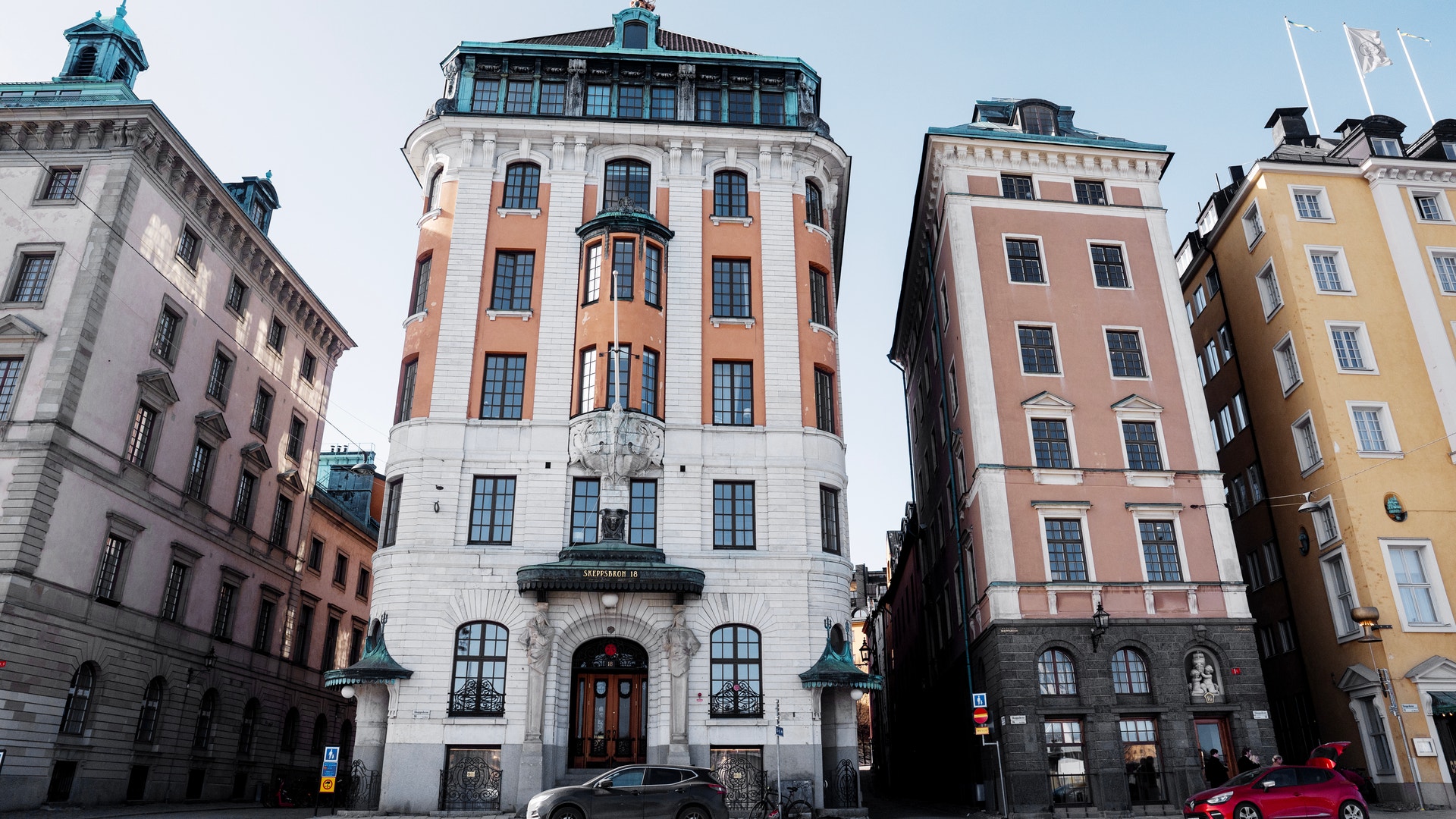 Historiska byggnader vid Skeppsbron i Stockholm med färgglada fasader och klassisk arkitektur