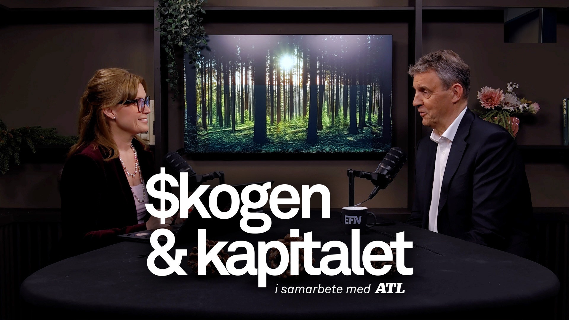 Två personer sitter vid ett bord i en studio. Bakom dem syns en stor skärm med en bild av en grön skog. Texten 'Skogen & kapitalet - i samarbete med ATL' är överlagd på bilden.
