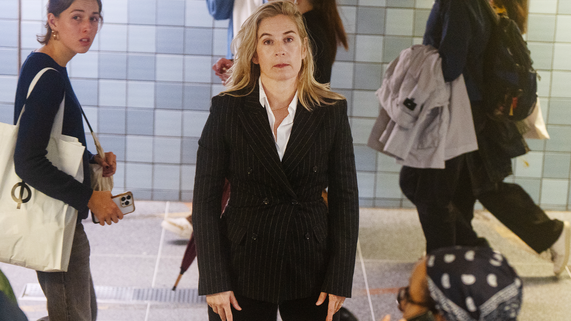 Karin Pettersson i tunnelbanan i gamla stan. Runt henne går drös personer omlott.