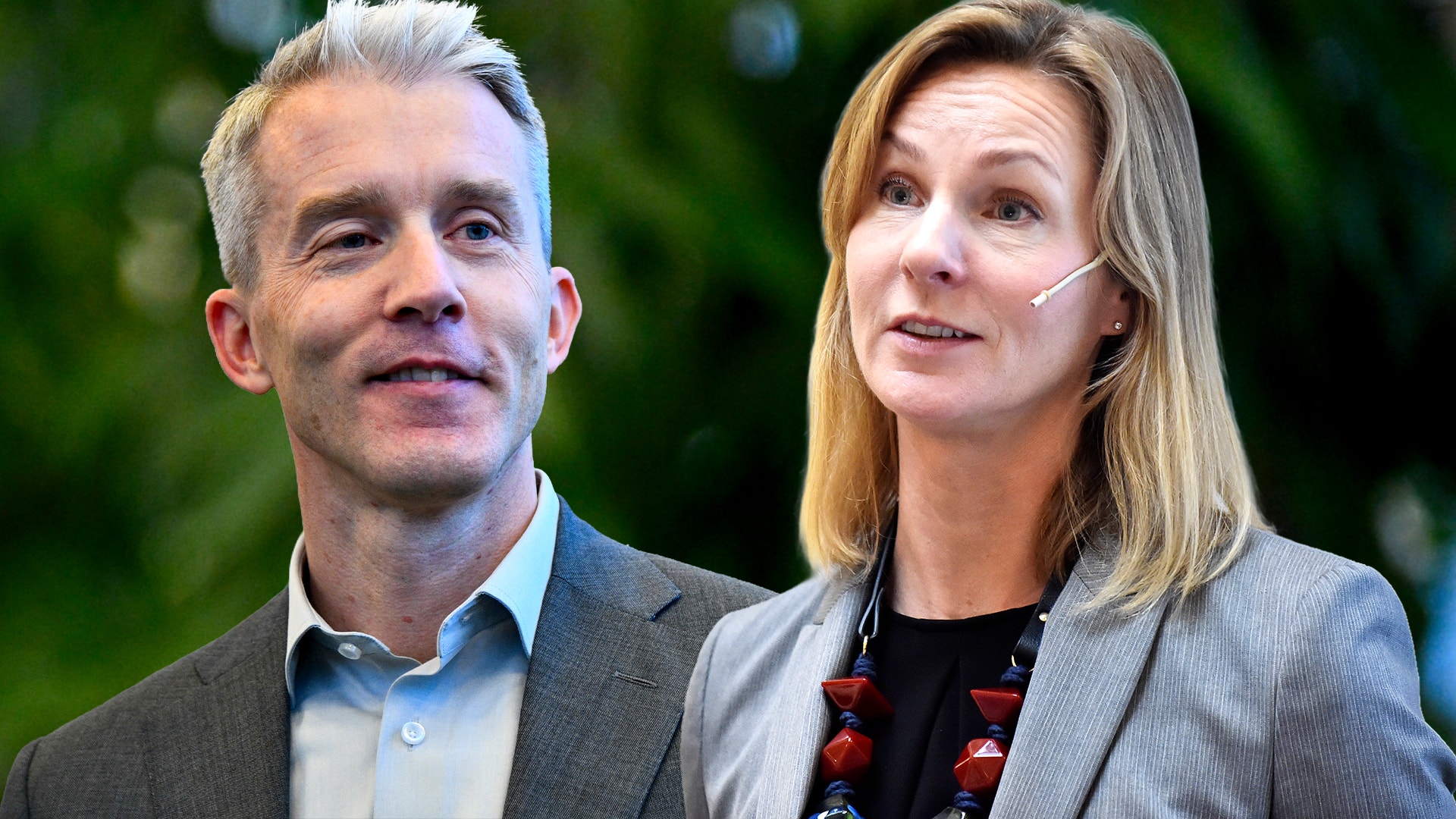 En man och en kvinna i kavaj, porträtterade bredvid varandra framför grön bakgrund.