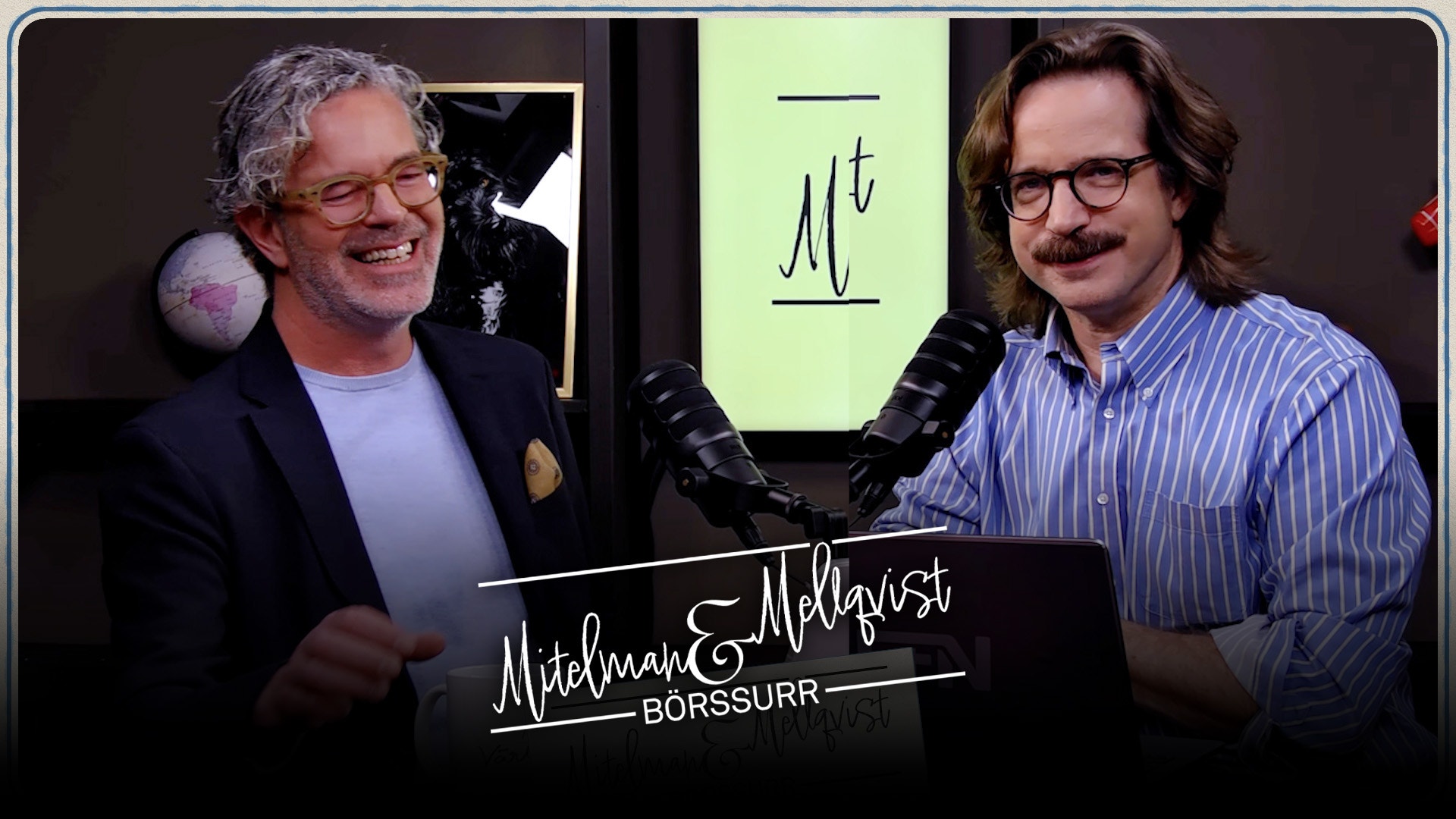 Två män sitter vid mikrofoner under en podcastinspelning. Den ena mannen bär glasögon och en mörk kavaj, den andra bär en randig skjorta. Mellan dem syns logotypen "Michaelwaltgaist Borssurr".