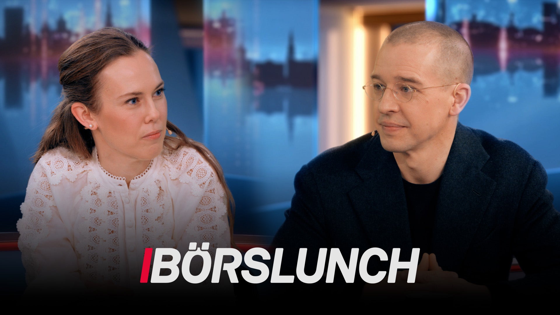 Två personer i en TV-studio under ett finansiellt program kallat Börslunch.