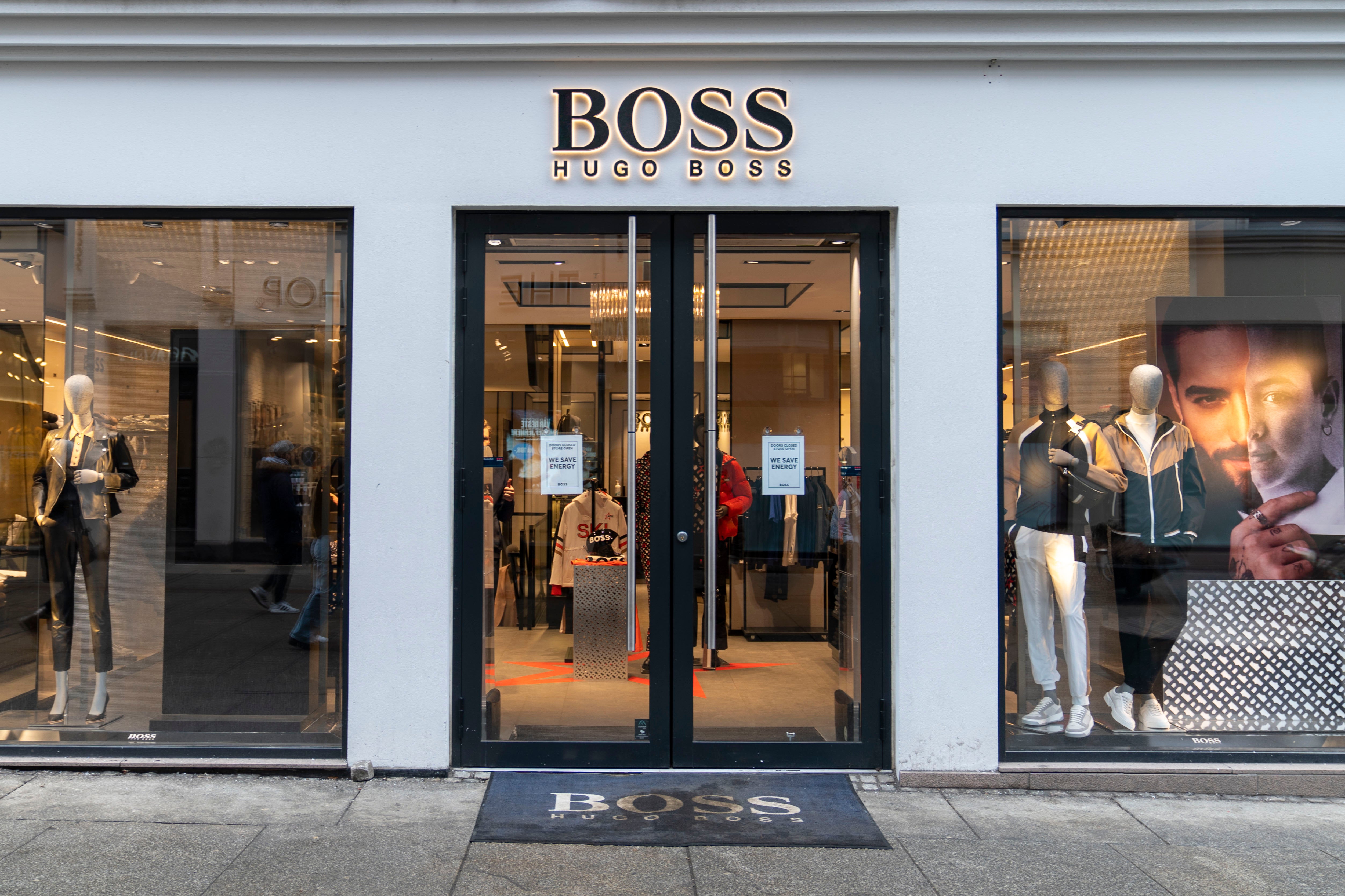 Entrén till en Hugo Boss-butik med skyltfönster där skyltdockor visar kläder.