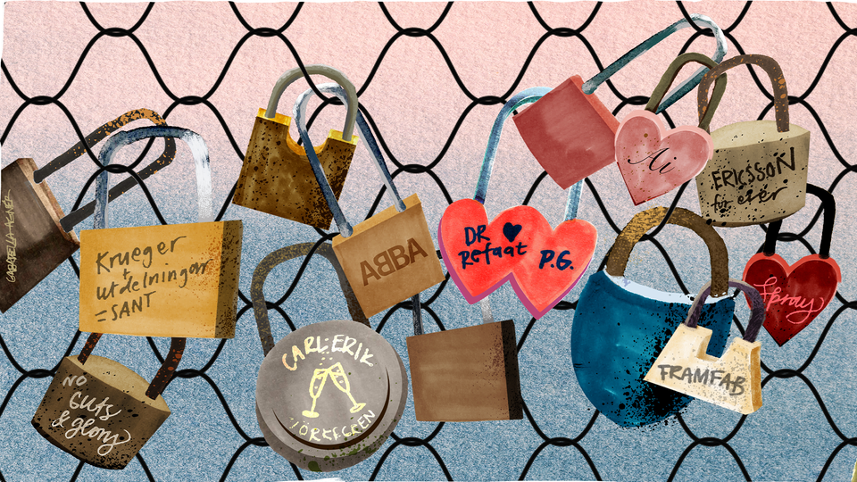 Illustration av en kärleksvägg med ett stort antal färgglada hänglås fästa på ett svart metallnät mot en rosa bakgrund. Låsen är i olika färger såsom guld, silver, röd och blå, och många är dekorerade med handskrivna meddelanden, namn och kärleksbudskap på svenska. Flera låsen är hjärtformade, och texten på låsen inkluderar ord som "Krieger ut Värmingar", "ABBA", "ÄLSKLING" och "TEAMFAS", vilket representerar personliga minnesmärken och kärleksdeklarationer från besökare.