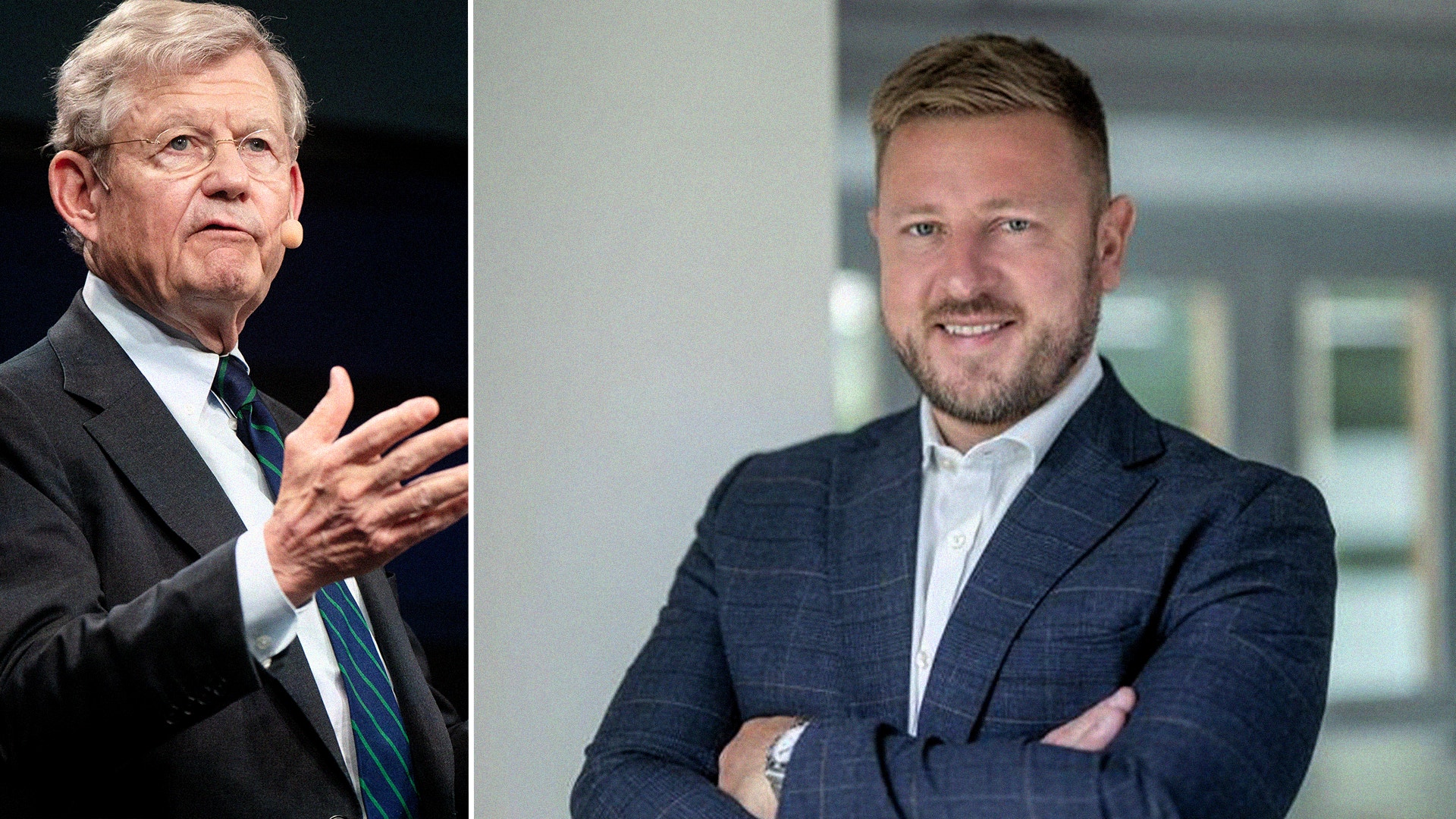 En äldre man i kostym gestikulerar med handen medan han talar, bredvid en yngre man i kavaj som står med armarna korsade.