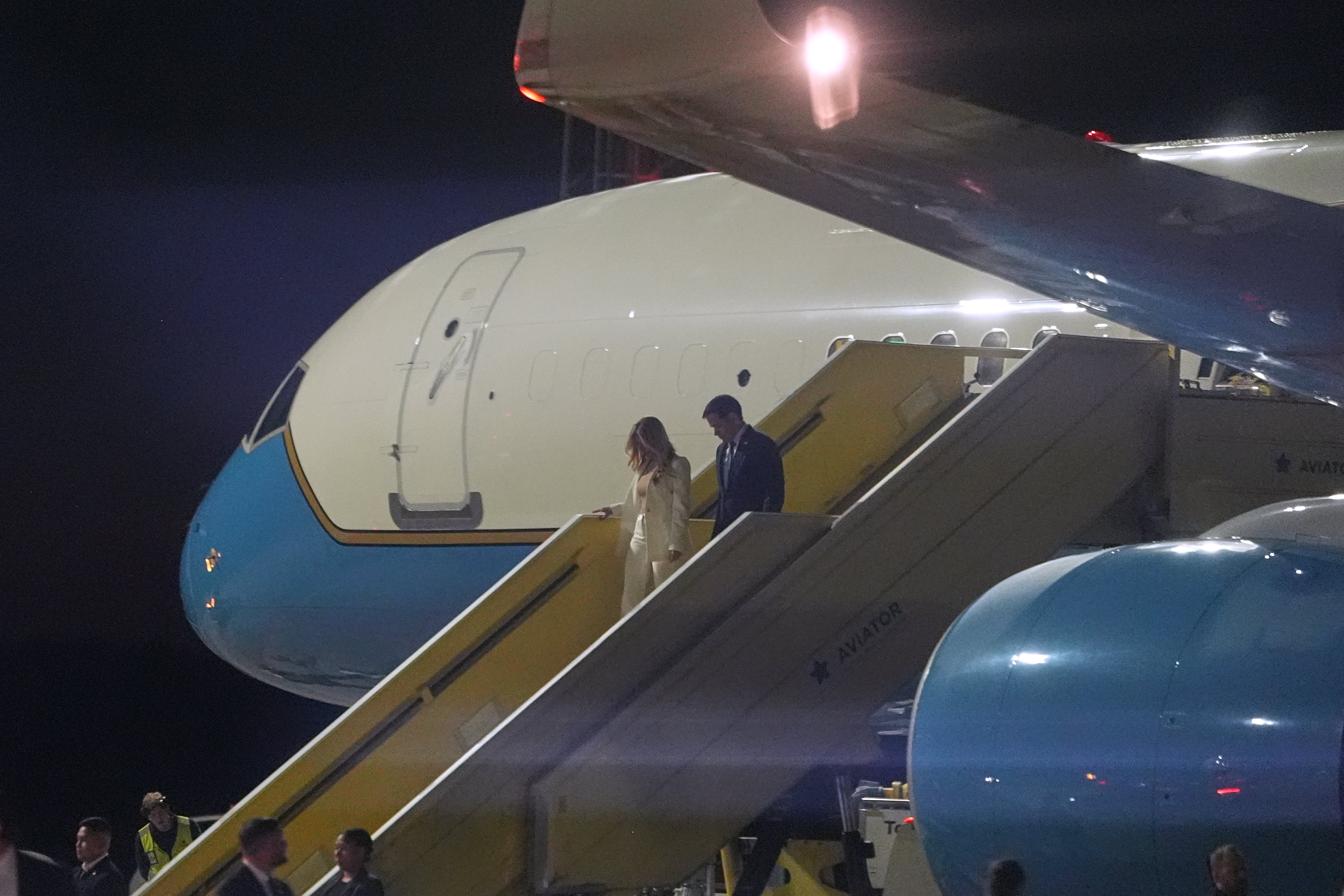 Marco Rubio och frun Jeanette Dousdebes Rubio har landat på flygplatsen i Malmö. 