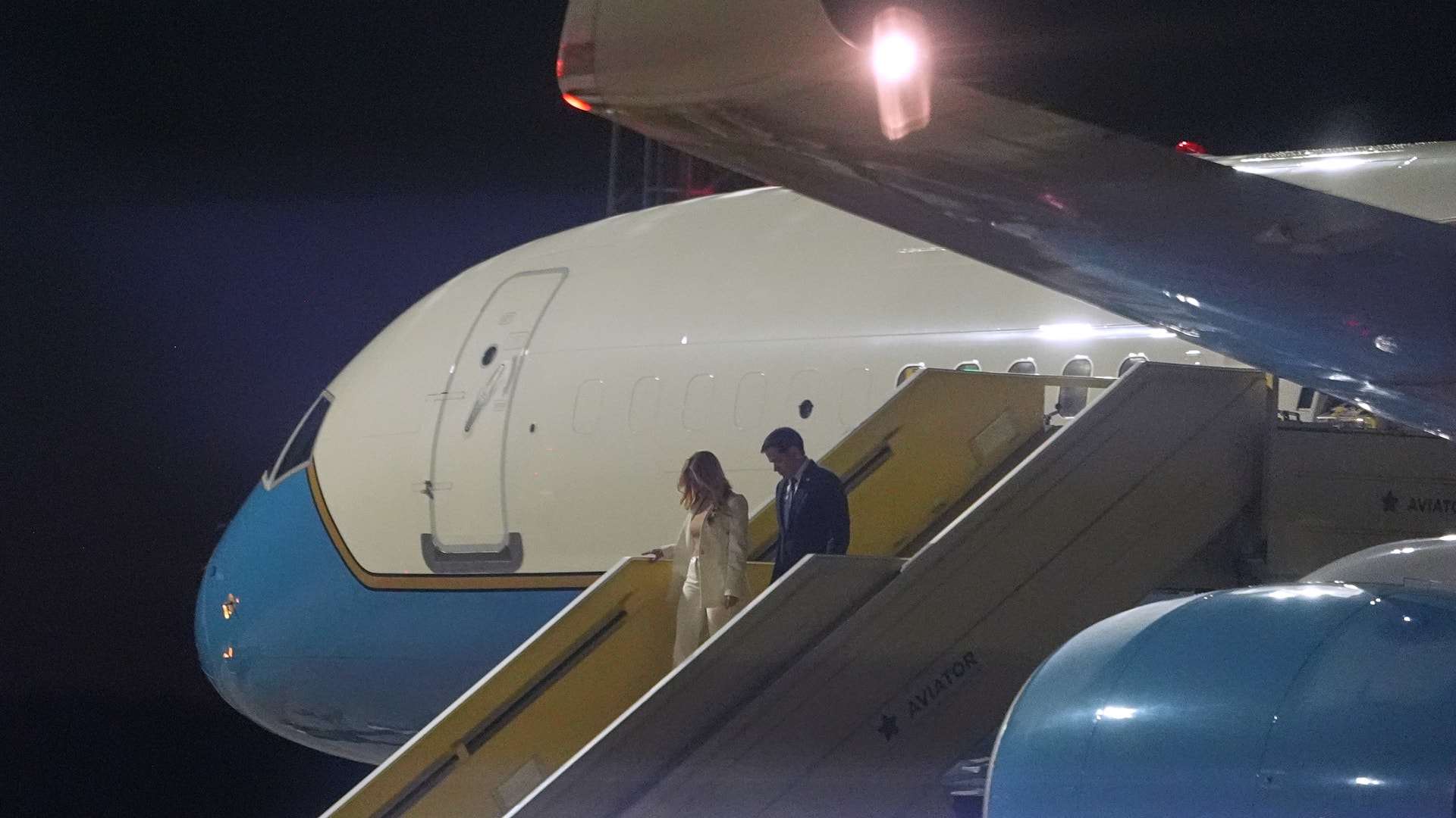 Marco Rubio och frun Jeanette Dousdebes Rubio har landat på flygplatsen i Malmö.