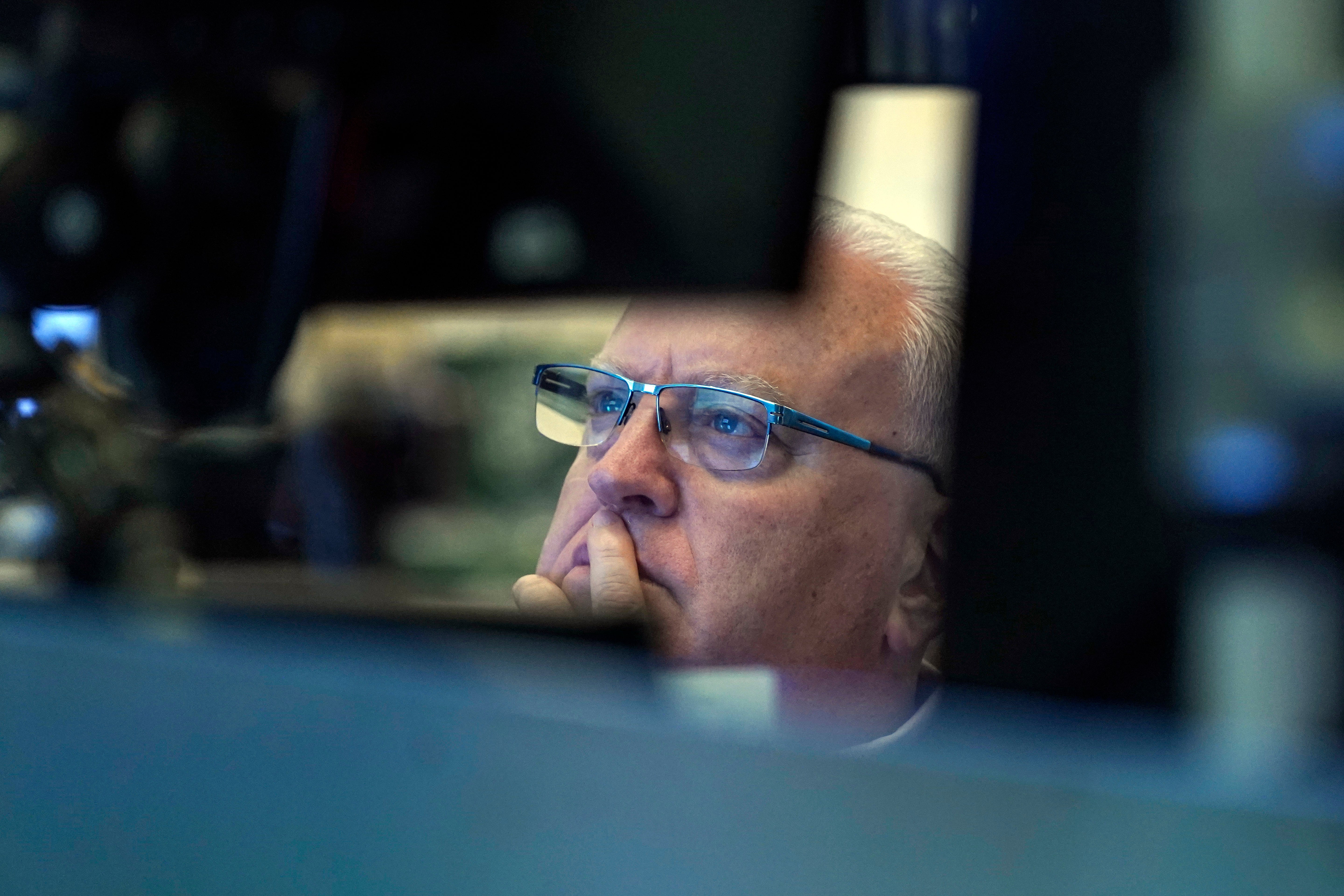 En person med glasögon i en koncentrerad stund.