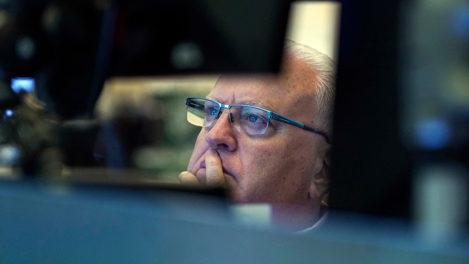 En person med glasögon i en koncentrerad stund.